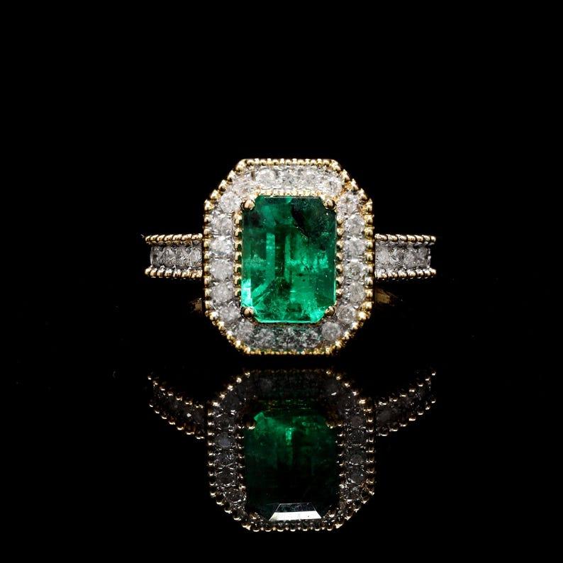 Goldring mit Smaragd und Diamant in Krappen gefasst / natürlicher Smaragd-Halo-Diamant in Goldring im Angebot 1