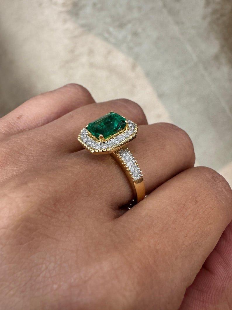 Goldring mit Smaragd und Diamant in Krappen gefasst / natürlicher Smaragd-Halo-Diamant in Goldring im Angebot 3