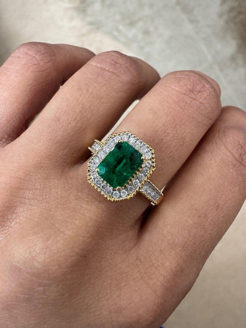 Goldring mit Smaragd und Diamant in Krappen gefasst / natürlicher Smaragd-Halo-Diamant in Goldring im Angebot 4