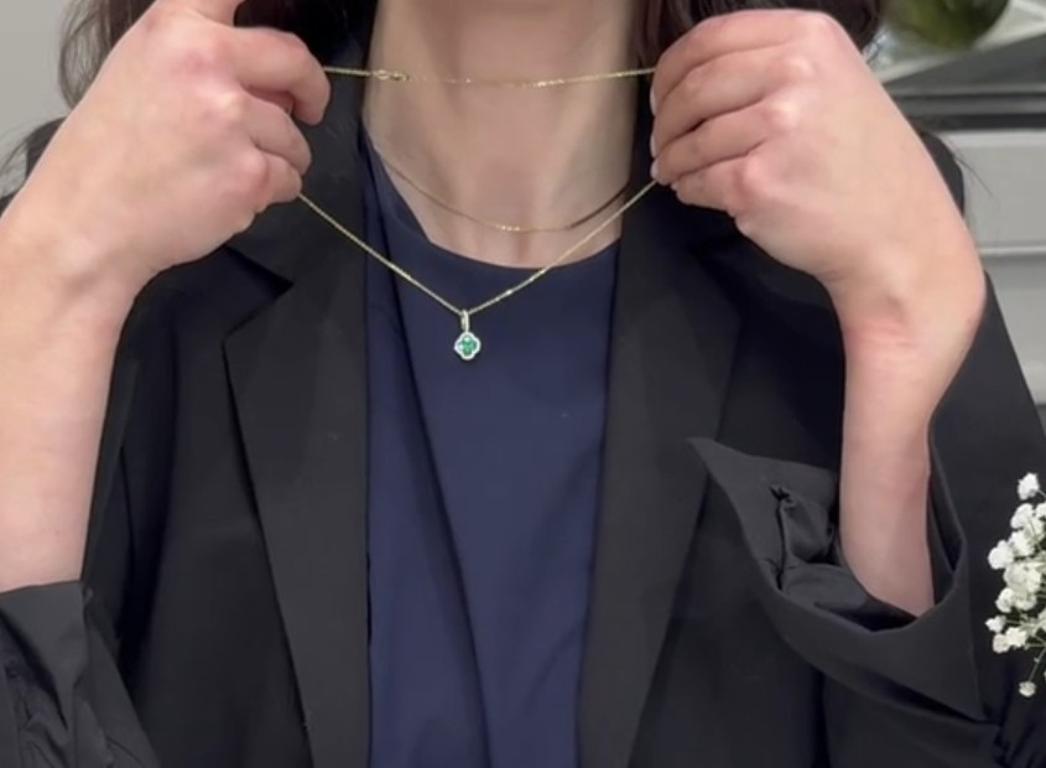 14K Gelbgold Smaragd & Diamant Quatrefoil Anhänger an Gliederkette Halskette (Zeitgenössisch) im Angebot