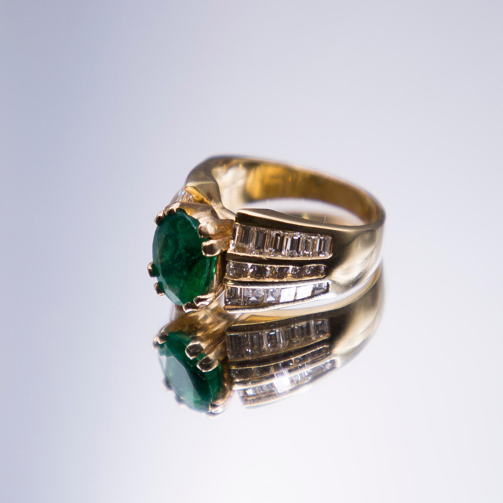 Erhöhen Sie Ihren Stil mit diesem exquisiten Ring aus 14-karätigem Gelbgold, in dessen Mittelpunkt ein ovaler Smaragd von 2 Karat steht. Der leuchtend grüne Smaragd wird durch funkelnde Diamanten von insgesamt 0,50 Karat ergänzt, die in einem