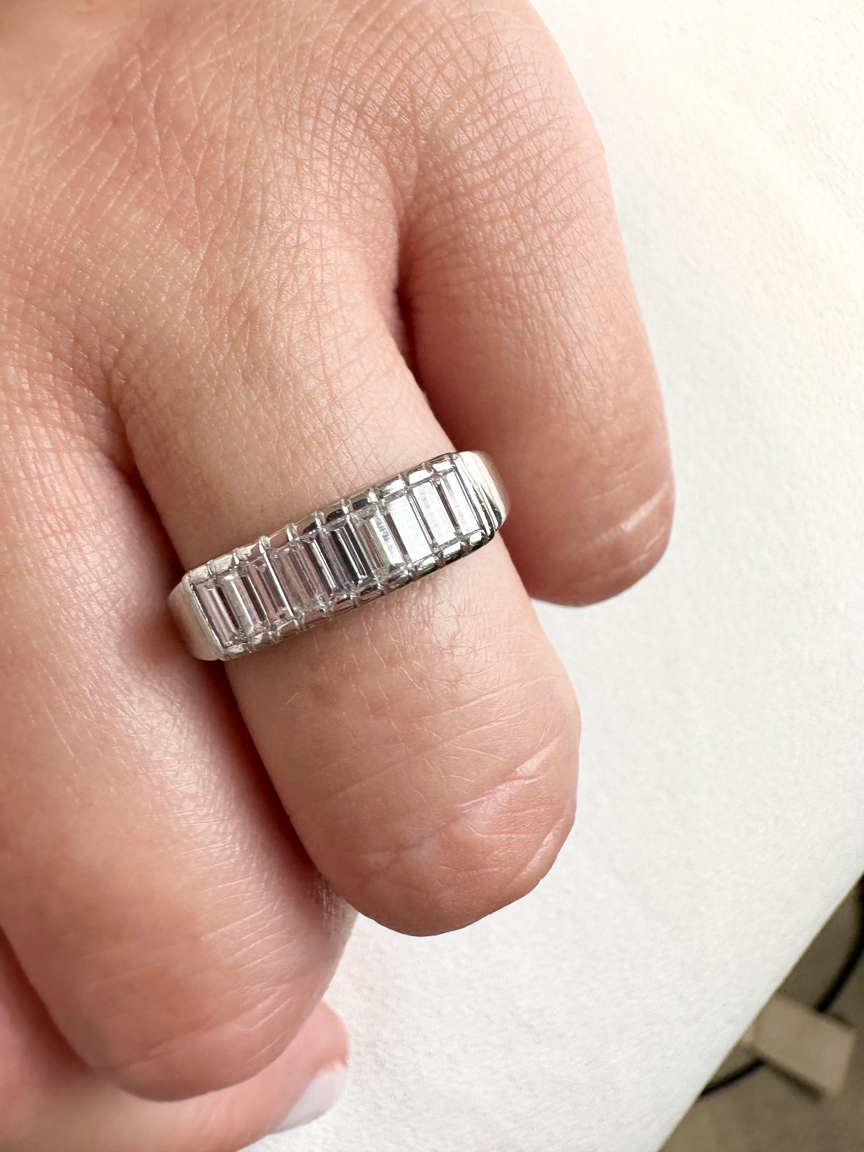 Smaragd-Diamantring 1,50 Karat Platin Diamantring mit Baguette-Diamant im Zustand „Neu“ im Angebot in Jupiter, FL