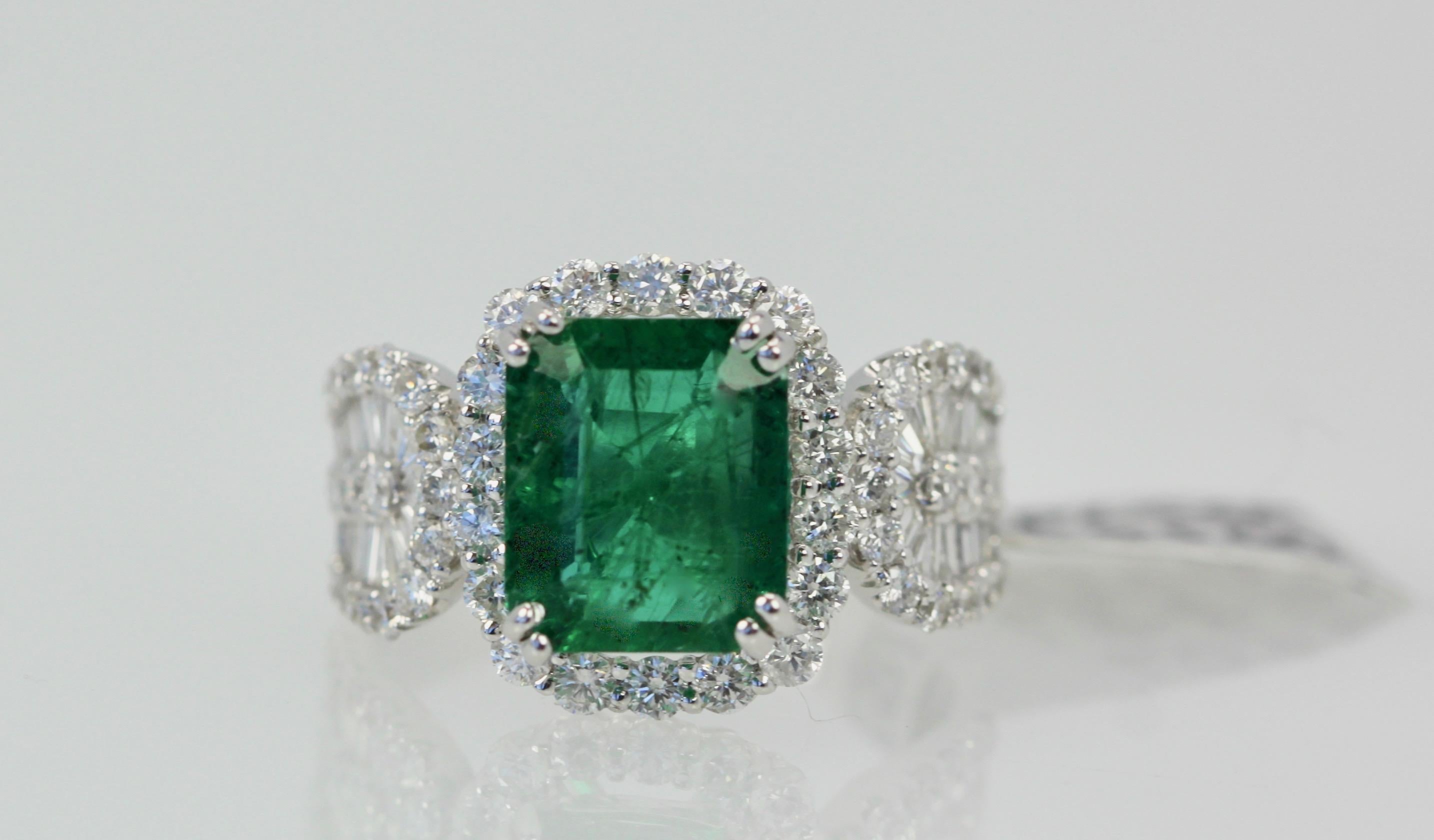 Emerald Diamond Ring 18 Karat 4