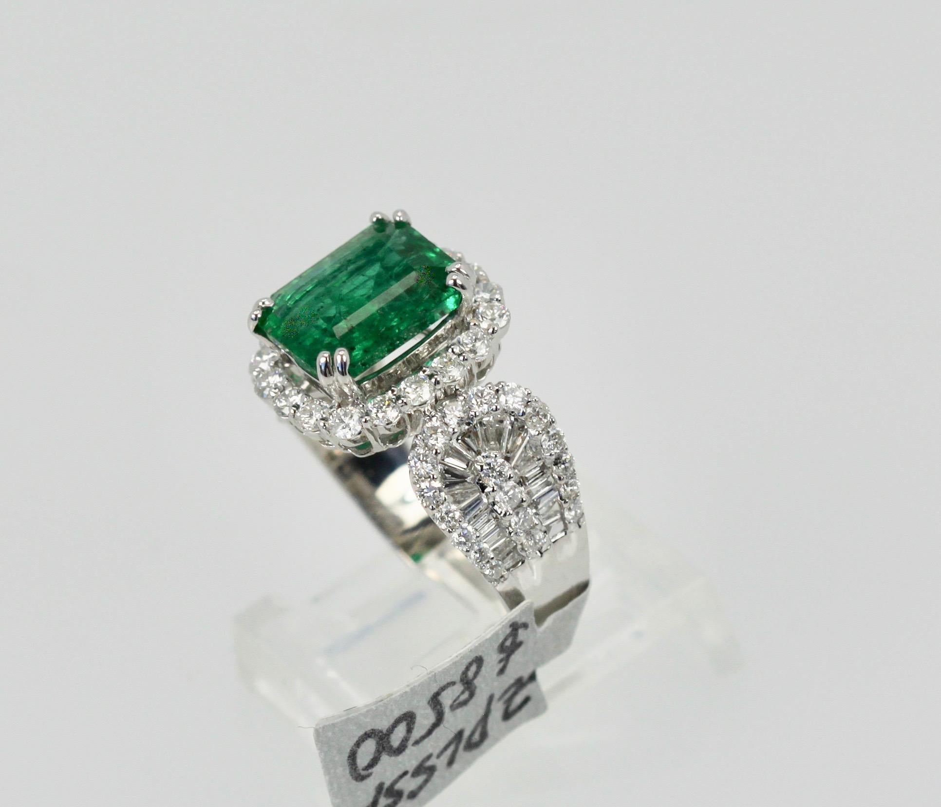 Emerald Diamond Ring 18 Karat In New Condition In North Hollywood, CA