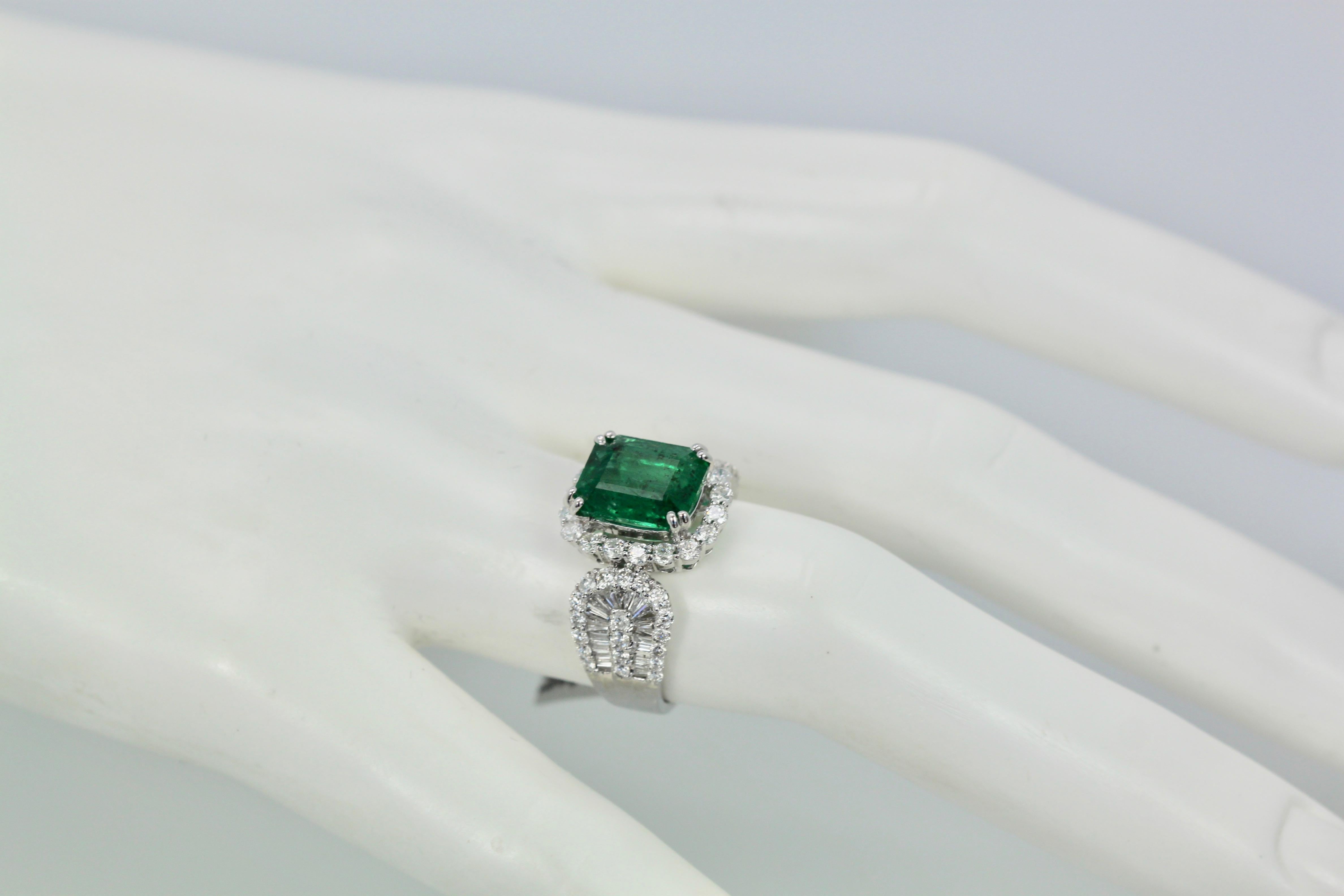 Women's Emerald Diamond Ring 18 Karat