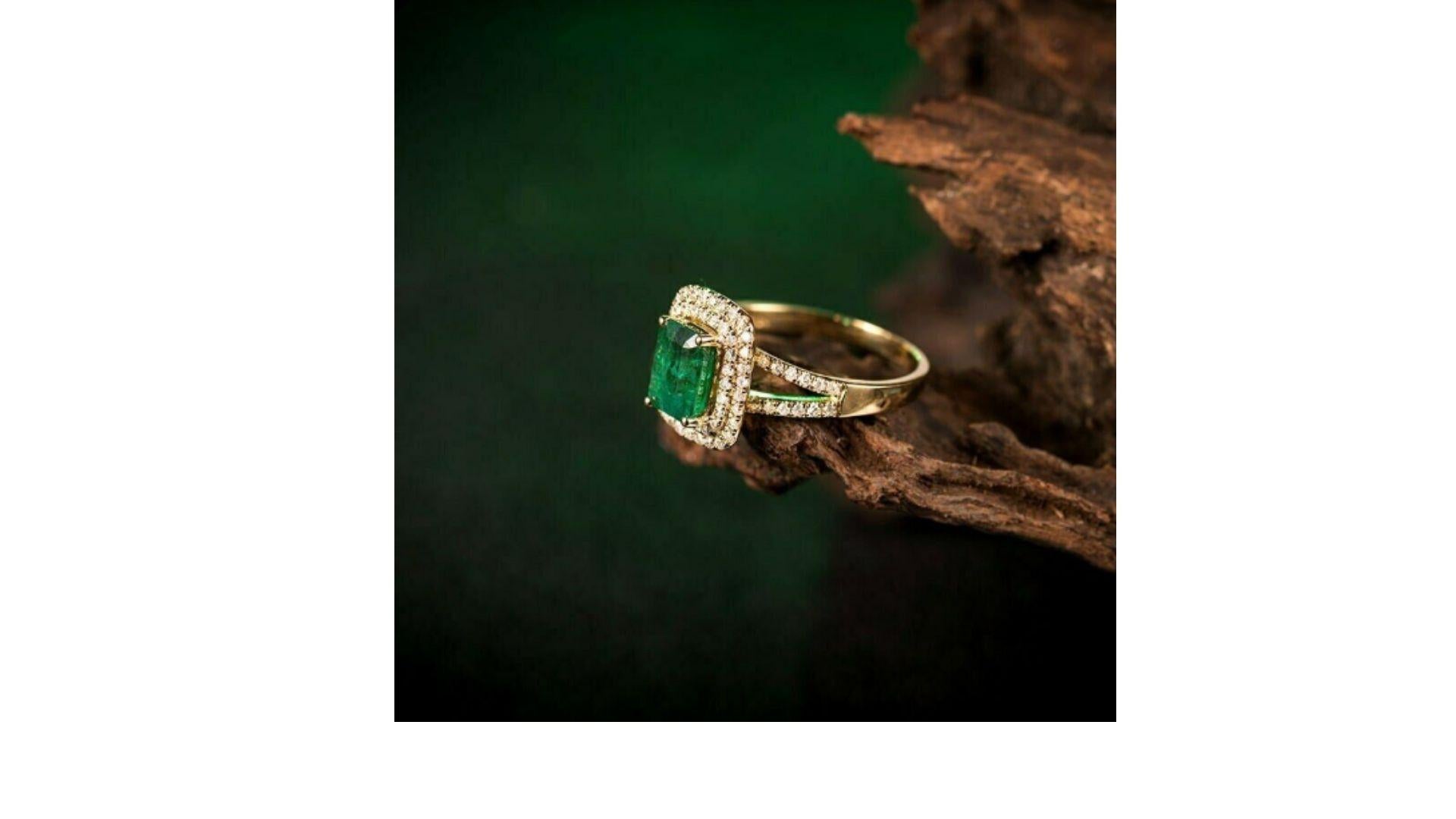 THIS NATURAL EMERALD RING STANDS OUT WITH THE RICH GREEN COLOR ON THE 18K YELLOW GOLD SURROUNDED WITH 79  DIAMONDS GIVING IT THAT EXTRA TOUCH. 

Let us know what size you need.



Carat Weight:0.38ct
Cut: Round(Full Cut)
Clarity: