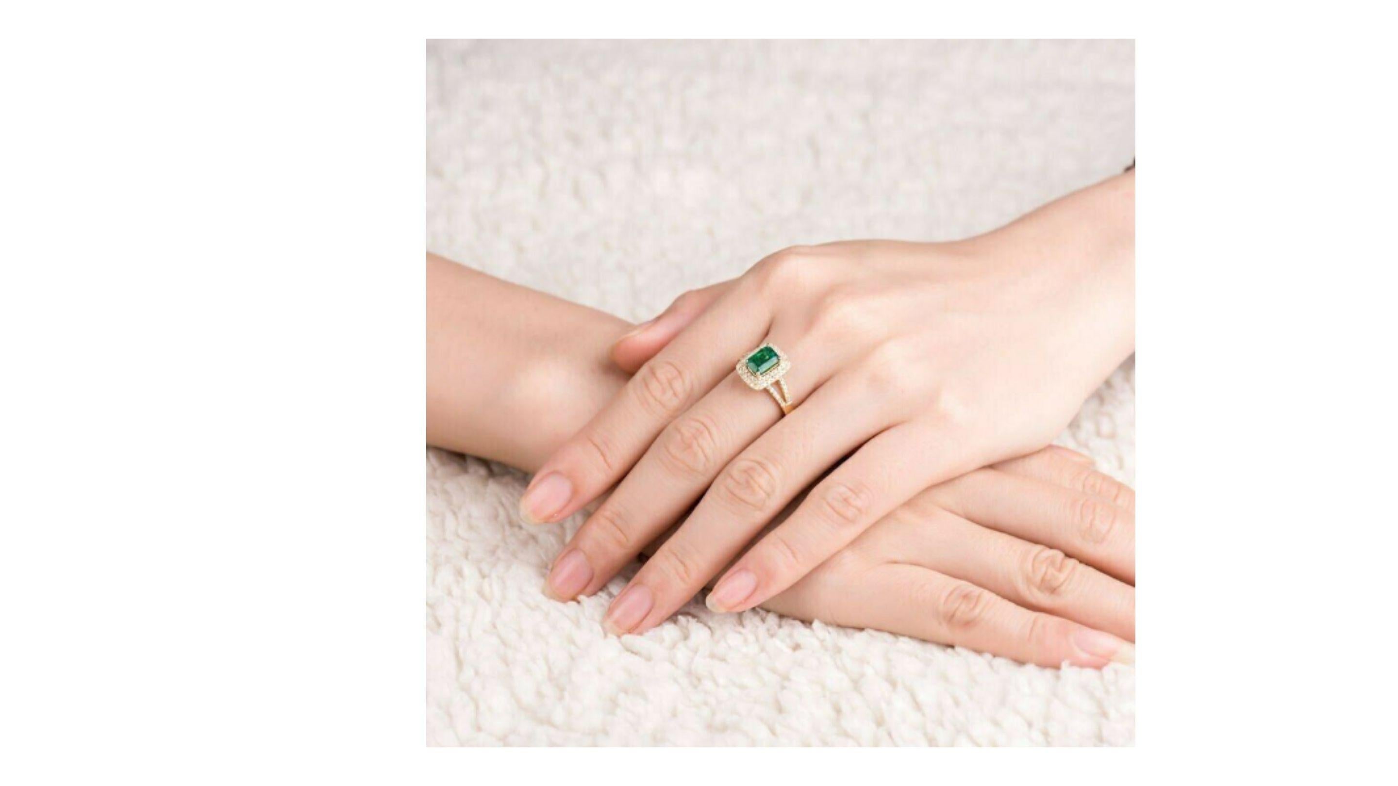 Women's Emerald Diamond Ring 18K Yellow Gold For Sale