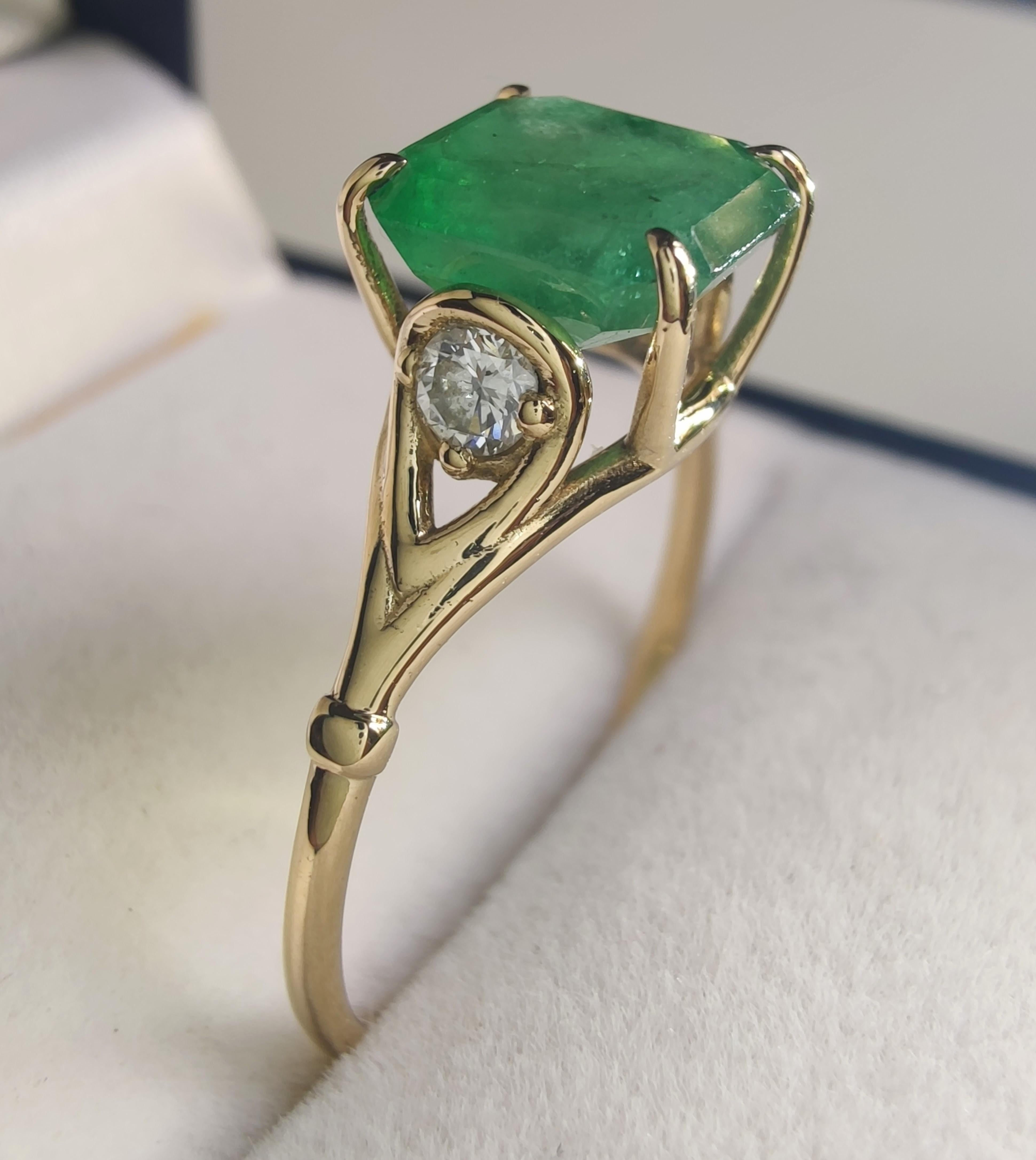 Bague en or jaune 18 carats avec diamant émeraude, conçue pour les femmes, idéale pour les fiançailles ou comme cadeau attentionné. Dotée d'une taille émeraude de haute qualité et de diamants brillants, elle est parfaite pour marquer les occasions
