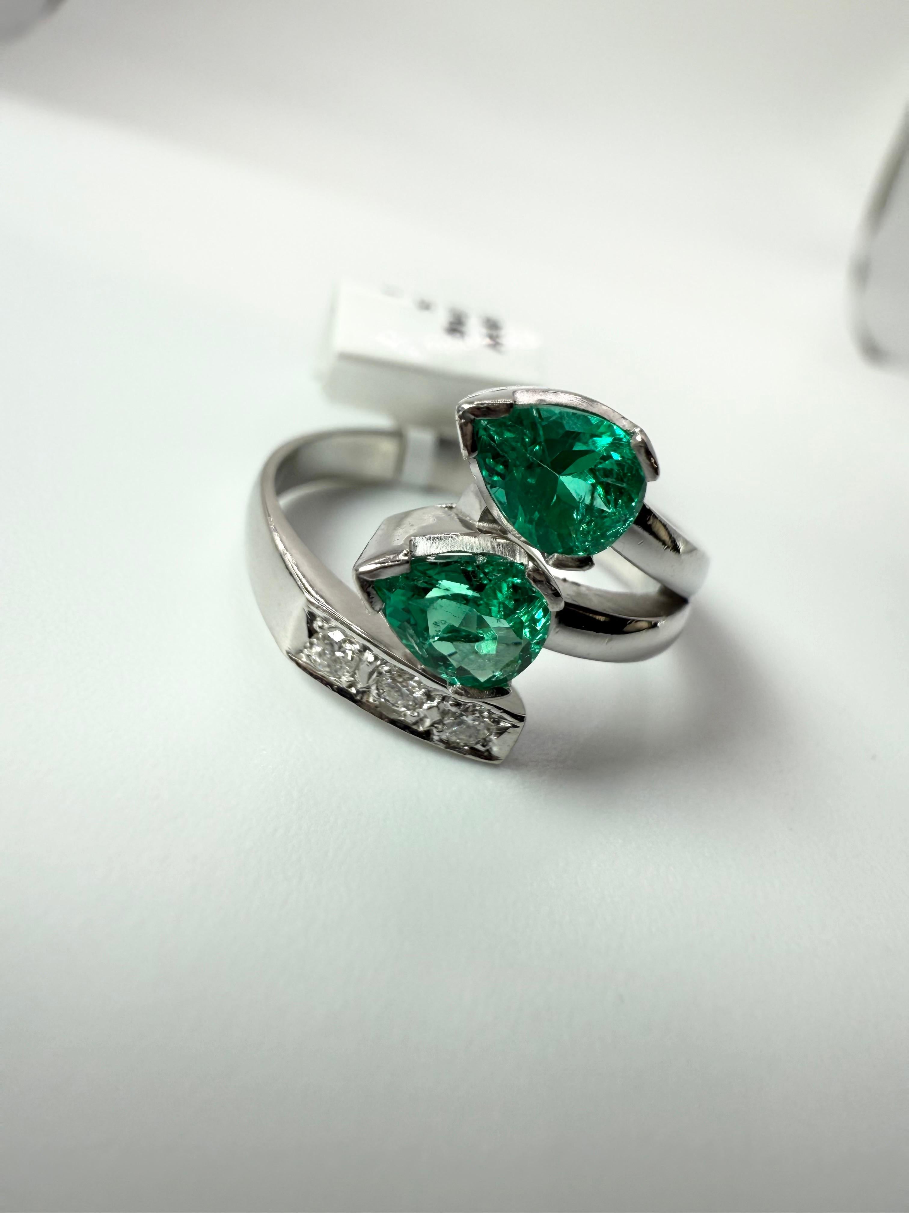 Smaragde in diesem Ring insgesamt 0,40 Karat, sie sind atemberaubend bläulich-grüne Farbe, sambischen Ursprungs. Die Diamanten sind insgesamt 0,06 Karat SI Klarheit G Farbe.
Der Ring ist Größe 6 und kann in der Größe verändert werden.
4,88 Gramm