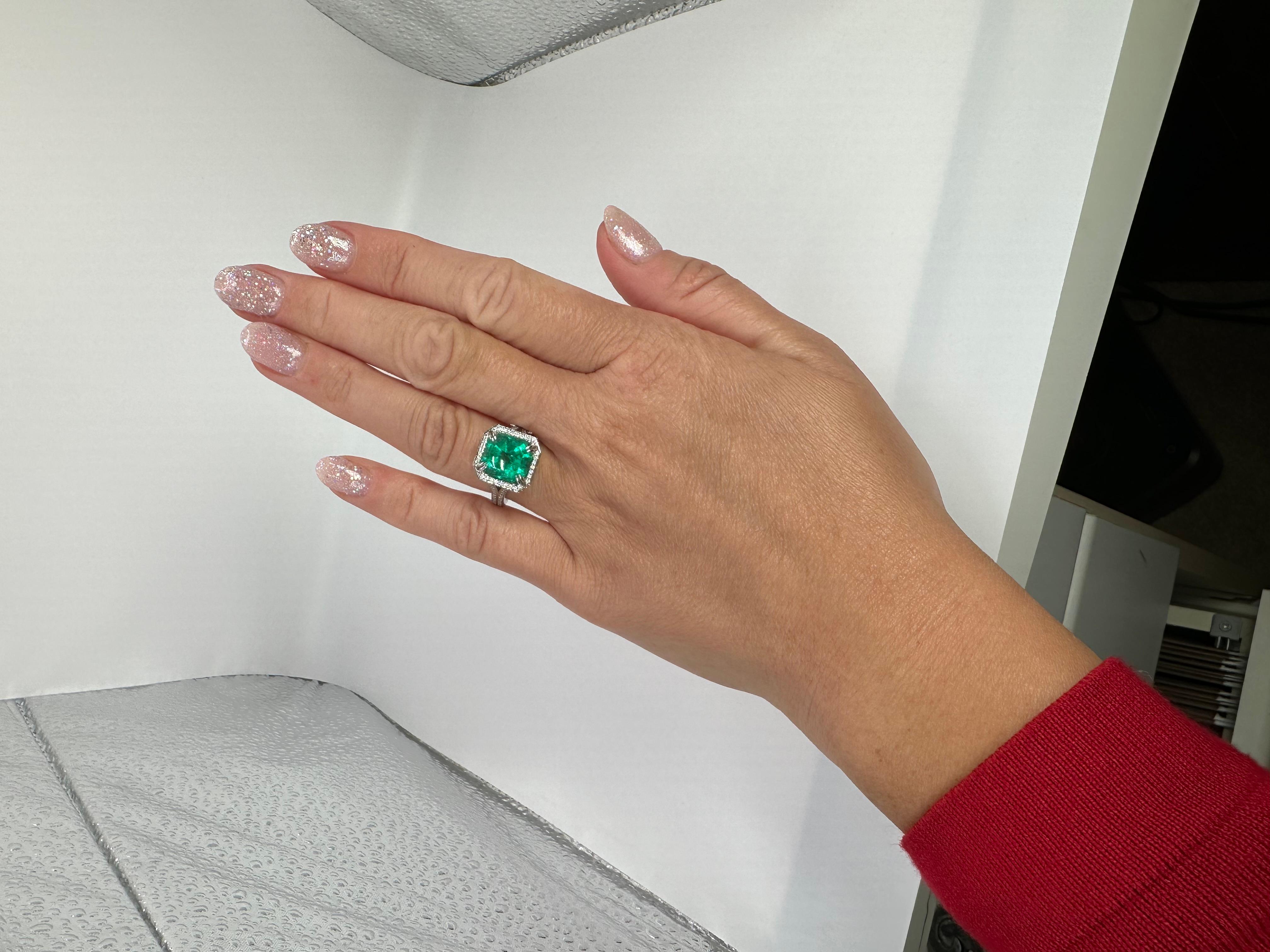 Verlobungsring mit Smaragd und Diamant aus 18KT Weißgold mit kolumbianischem GIA-Smaragd (Carréeschliff) im Angebot