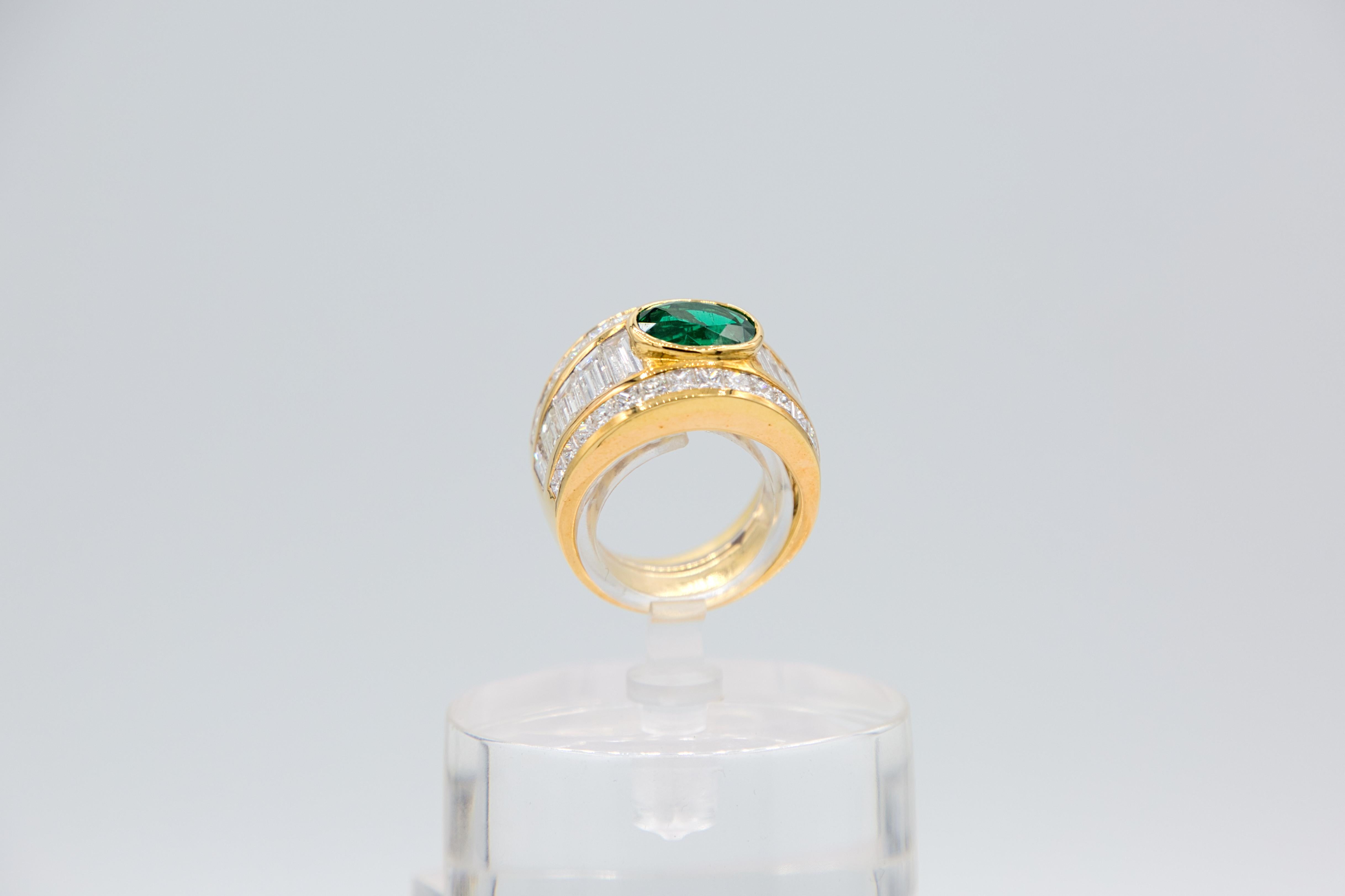 oro giallo 18 k
2,01 ct smeraldo
4,09 ct  Diamante baquet e taglio princess
misura 53
13,5 grammi
sulla parte superiore 15 mm di larghezza
GIA.  Rapporto gemmologico sullo smeraldo

Questo esclusivo anello in oro a 18 carati combina un design
