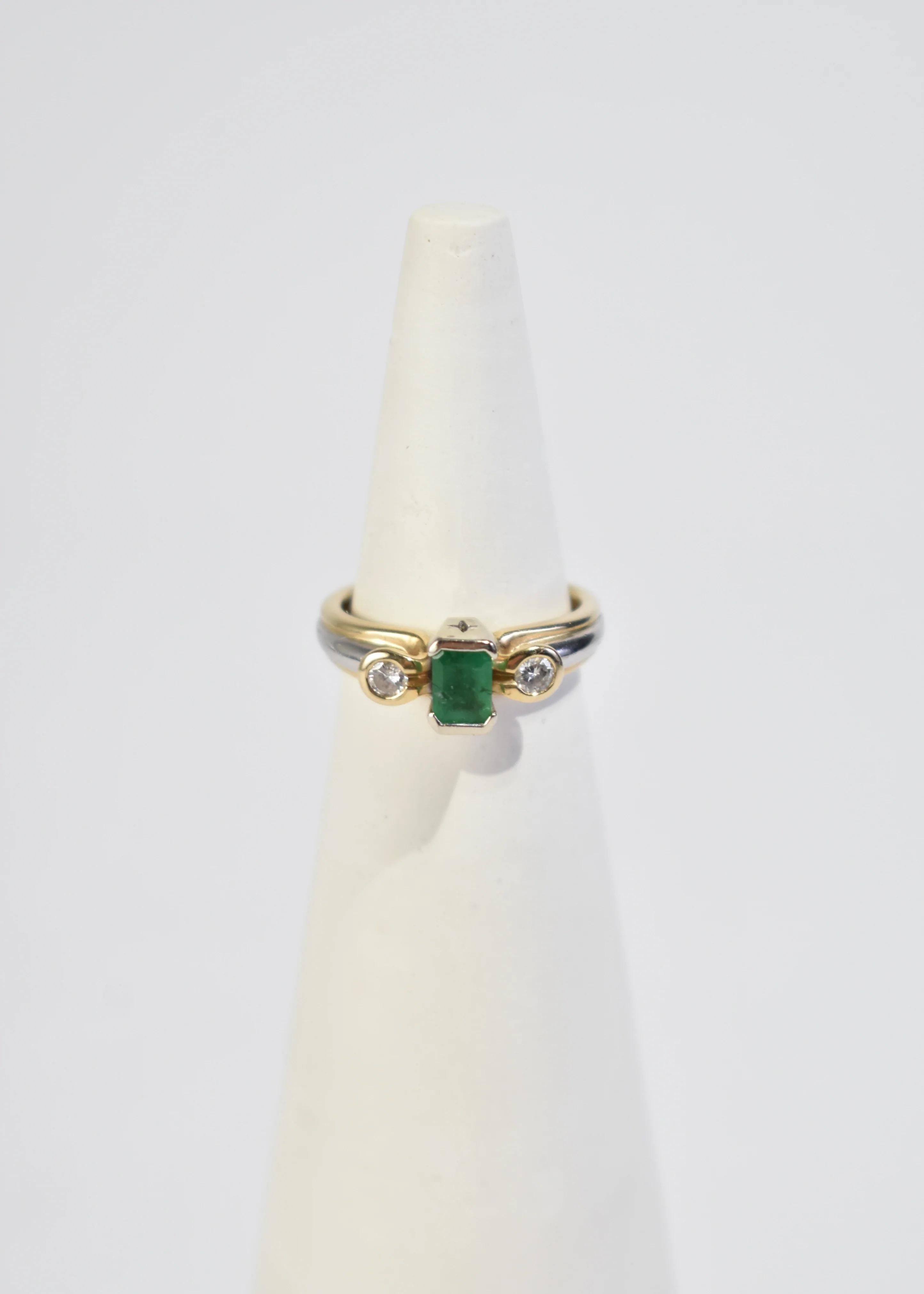 Stunning vintage gold ring with emerald and diamond stones and platinum detail. Stamped 14k.

Material: 14k gold, platinum, diamond, emerald.