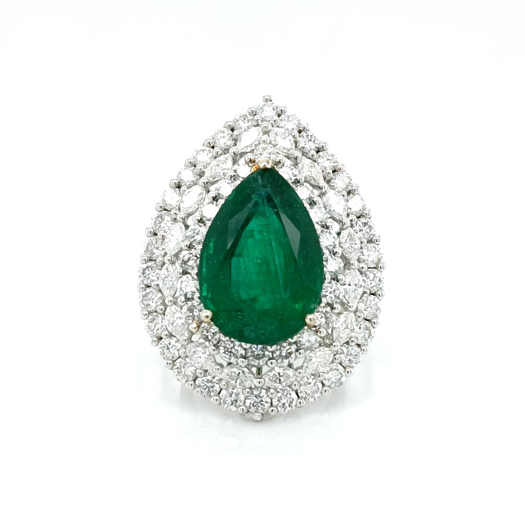 Emerald & Diamond Ring  In New Condition For Sale In Watford, GB