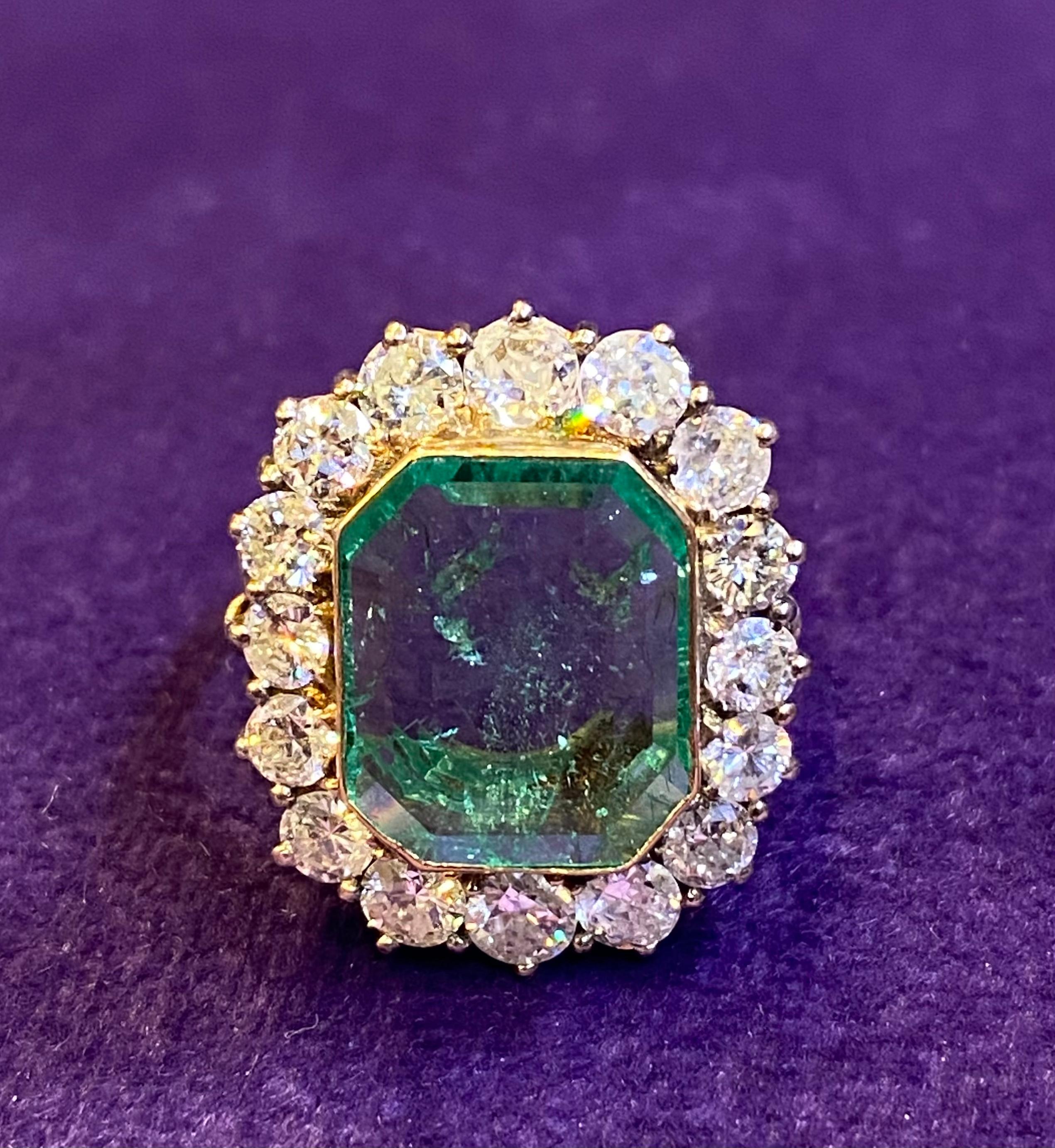 Emerald & Diamond Ring In Excellent Condition For Sale In New York, NY