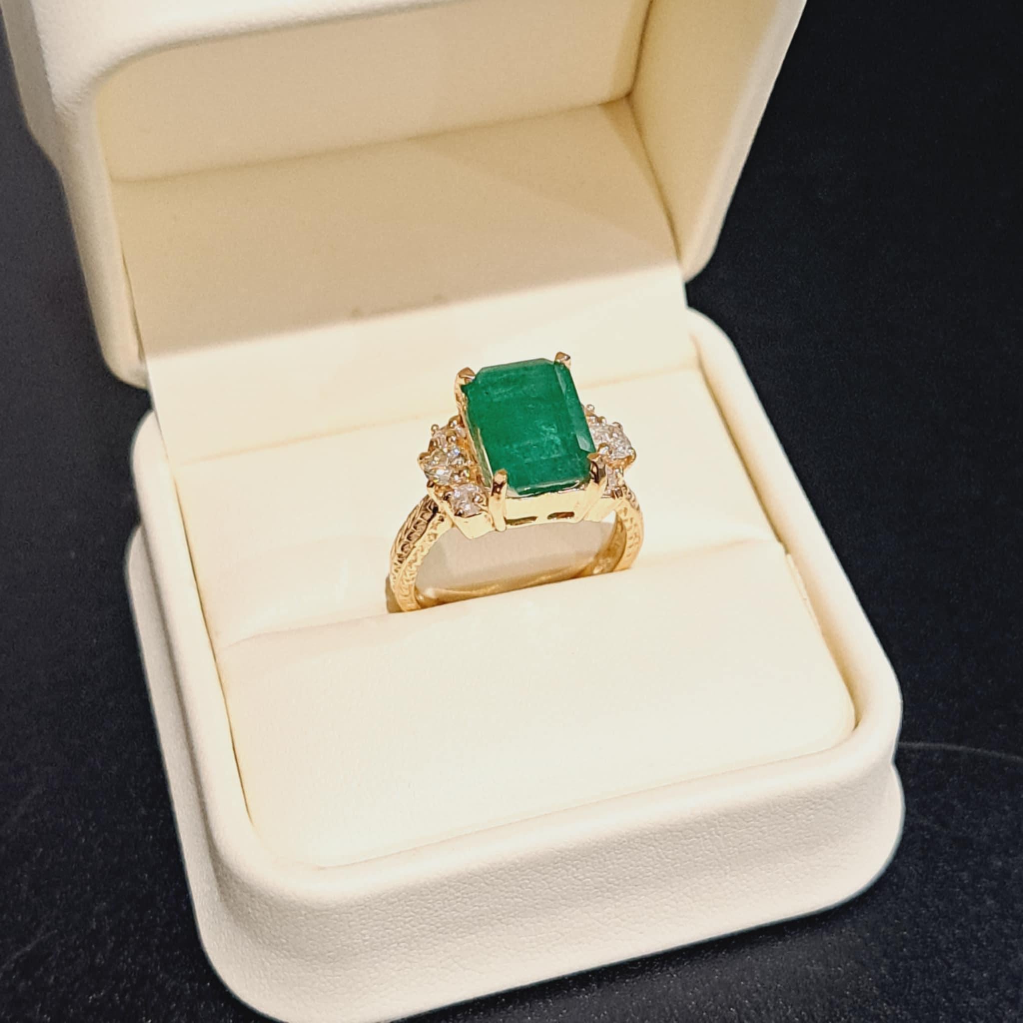Emerald Diamond Ring In 14 Karat Yellow Gold In New Condition For Sale In Manhattan Beach, CA