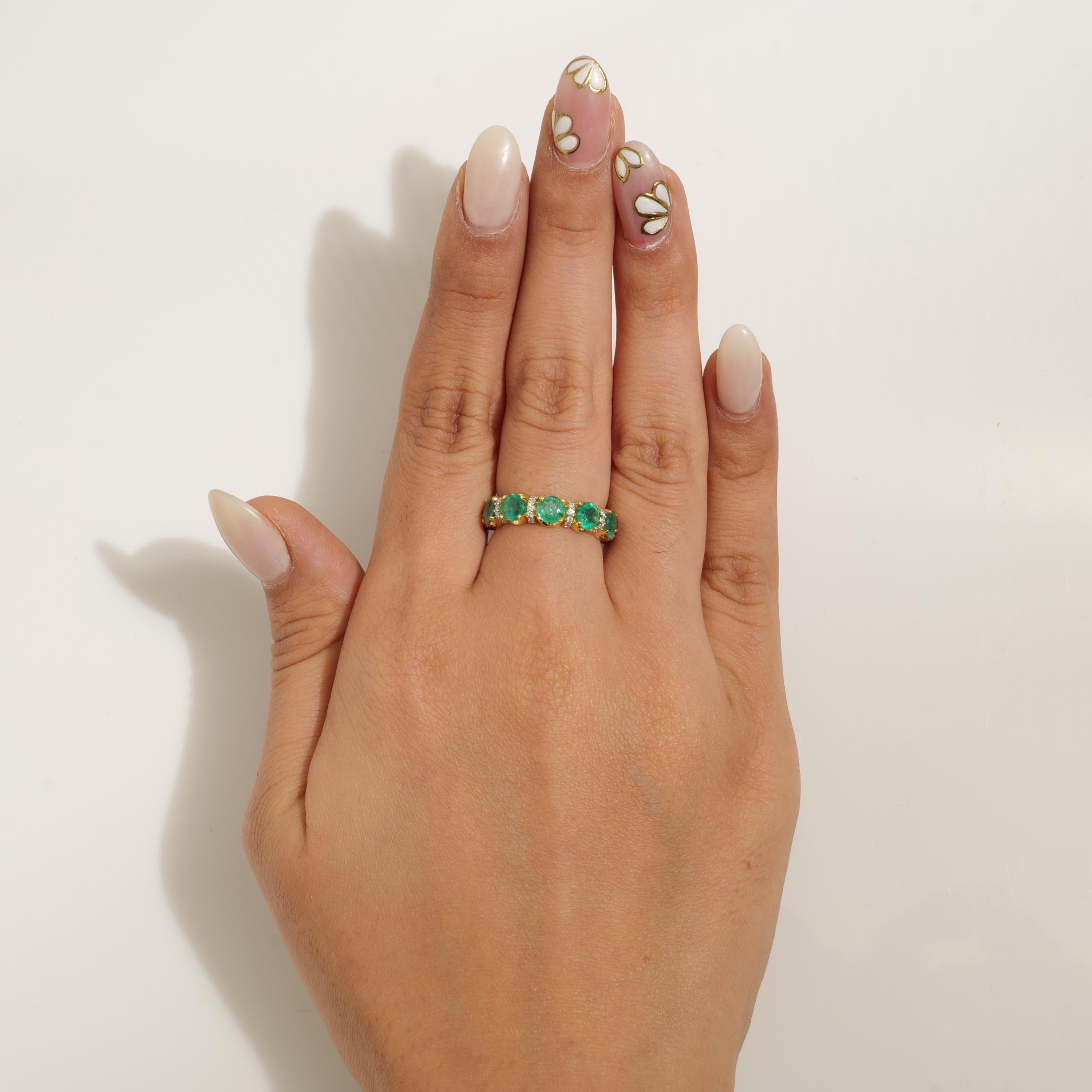 Round Cut Emerald Diamond Ring in 14k Solid Gold (Certified) For Sale