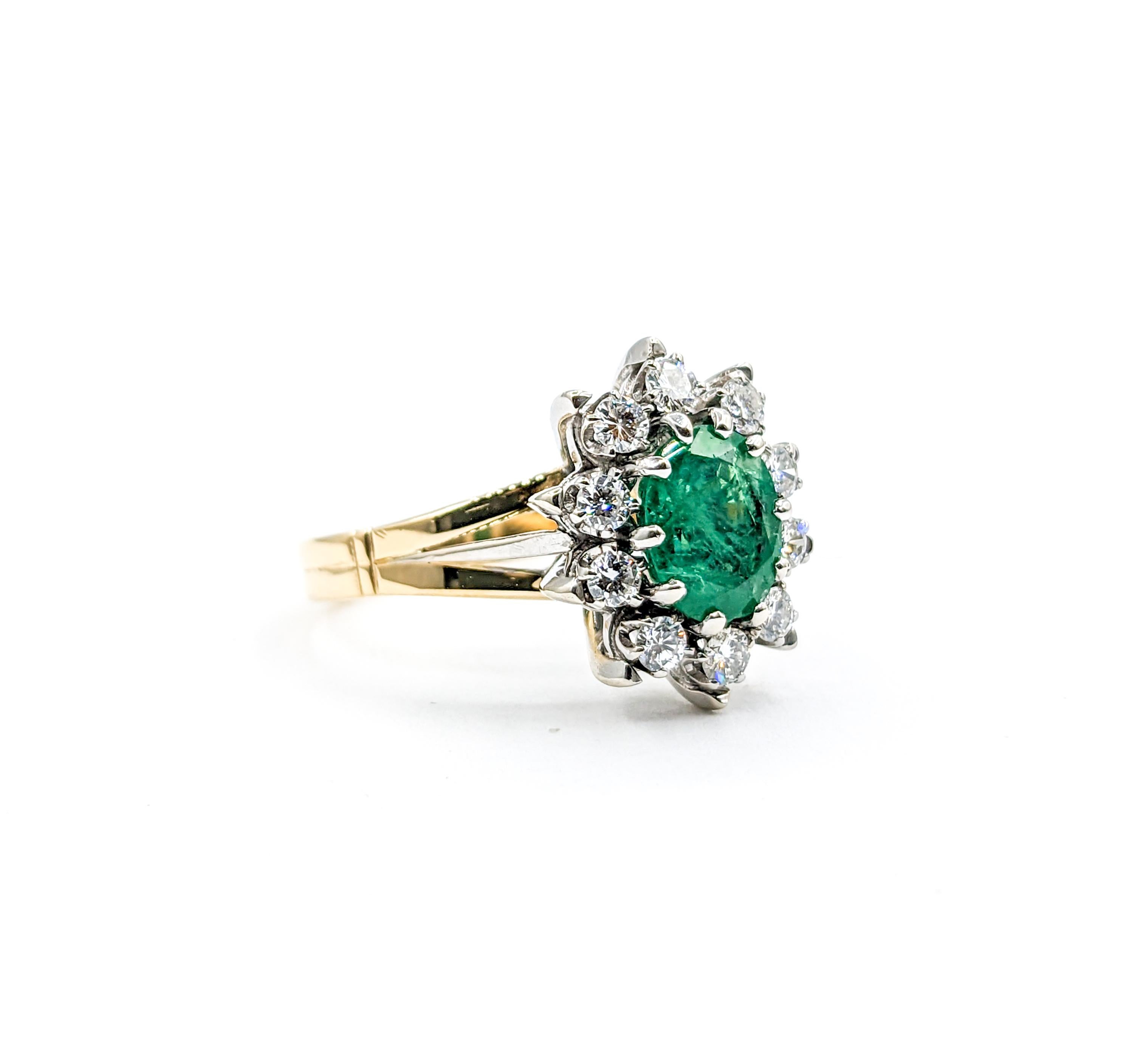 Emerald & Diamond Ring in 18K Gold In Excellent Condition For Sale In Bloomington, MN