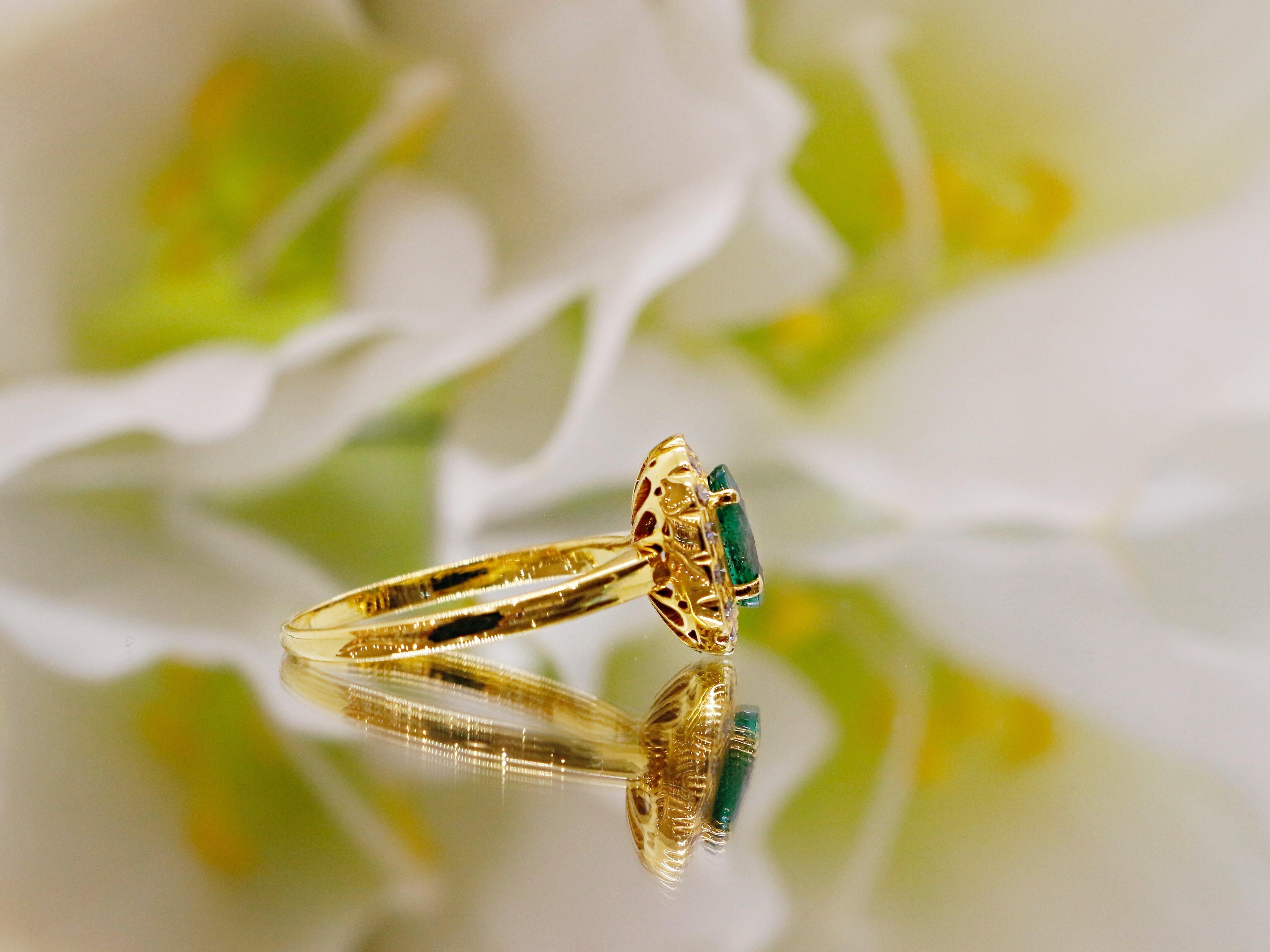 Women's Emerald Diamond Ring in 18karat Gold For Sale