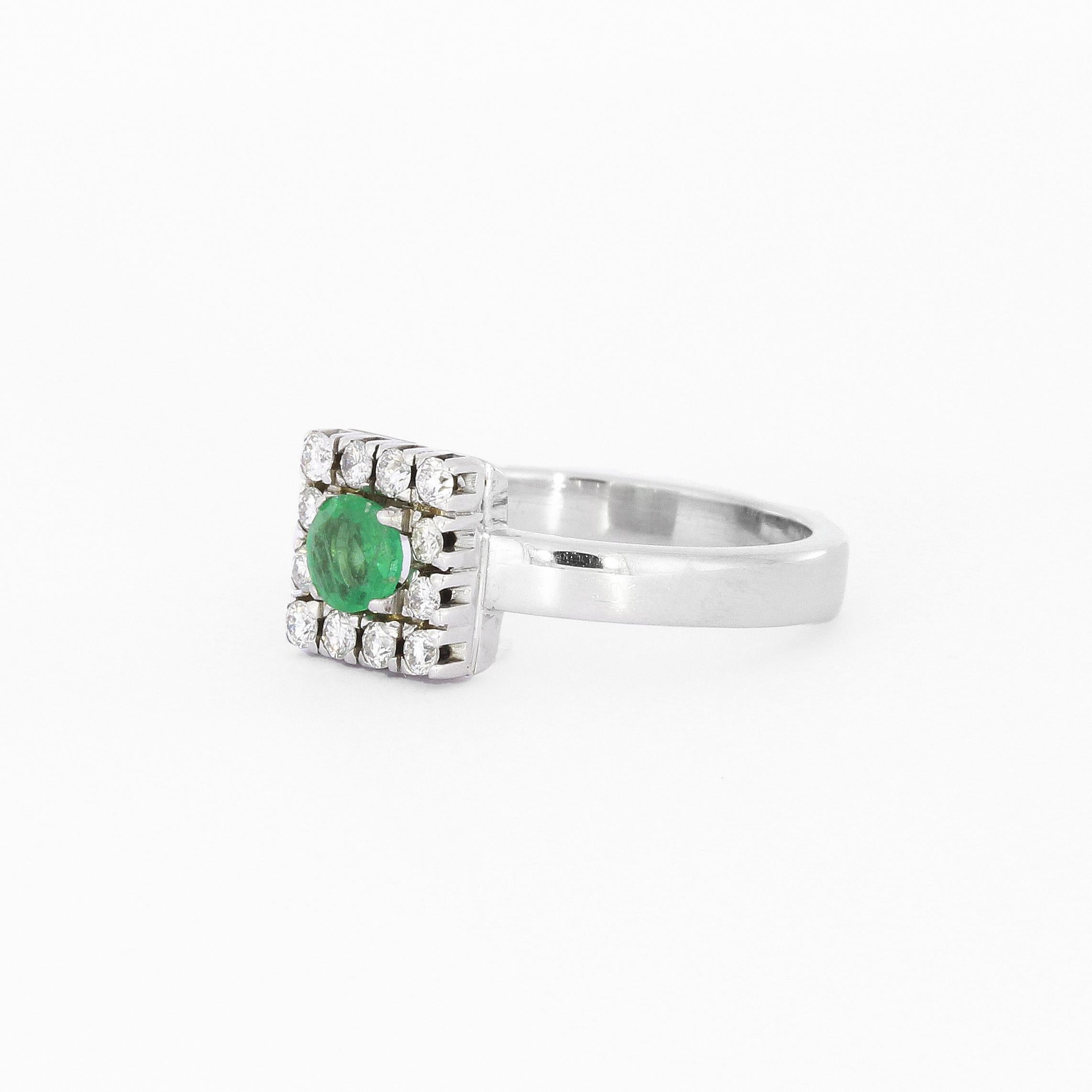 Anello con diamante smeraldo in oro bianco 18 carati con 12 diamanti e uno smeraldo
