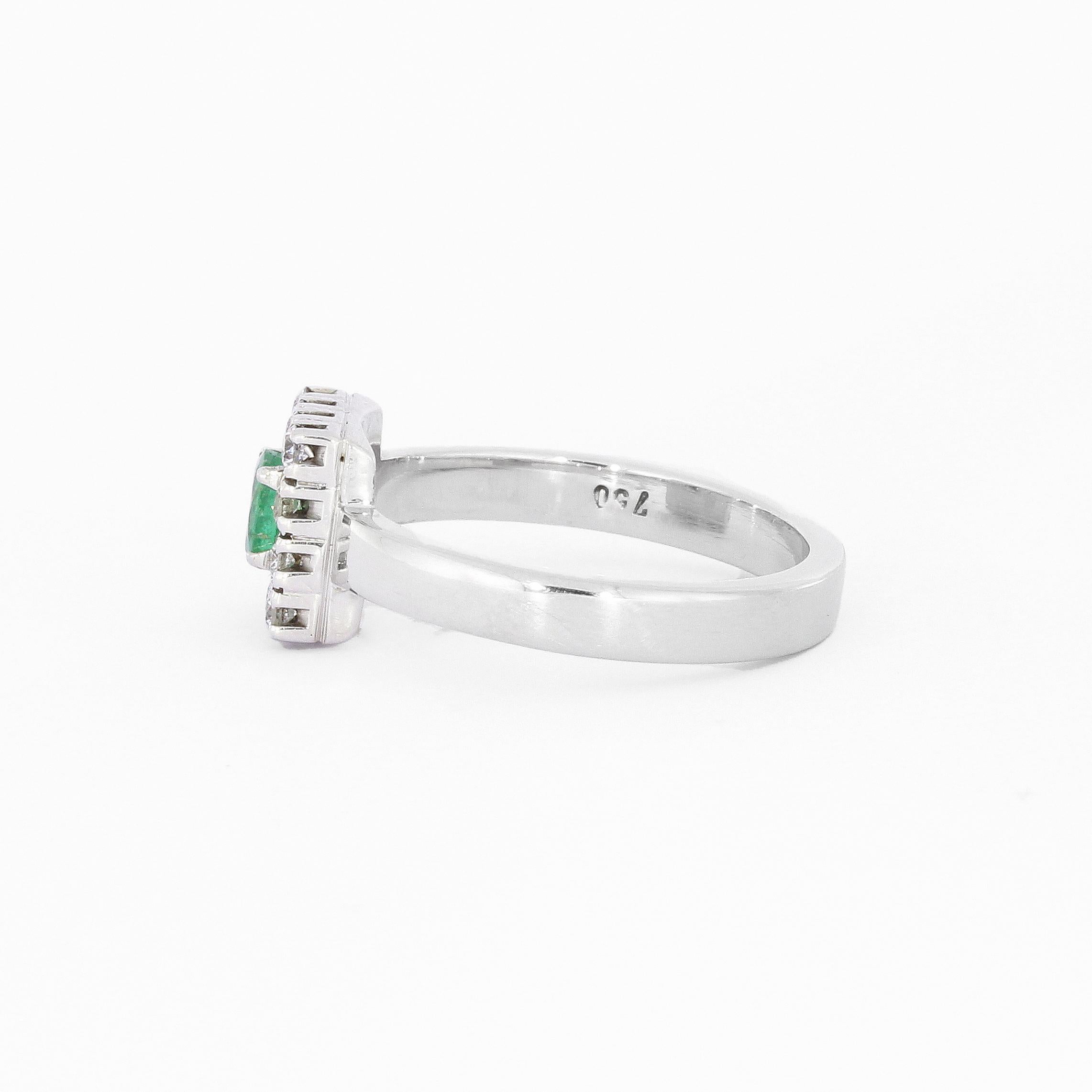 Taglio brillante Anello con diamante smeraldo in oro bianco in vendita