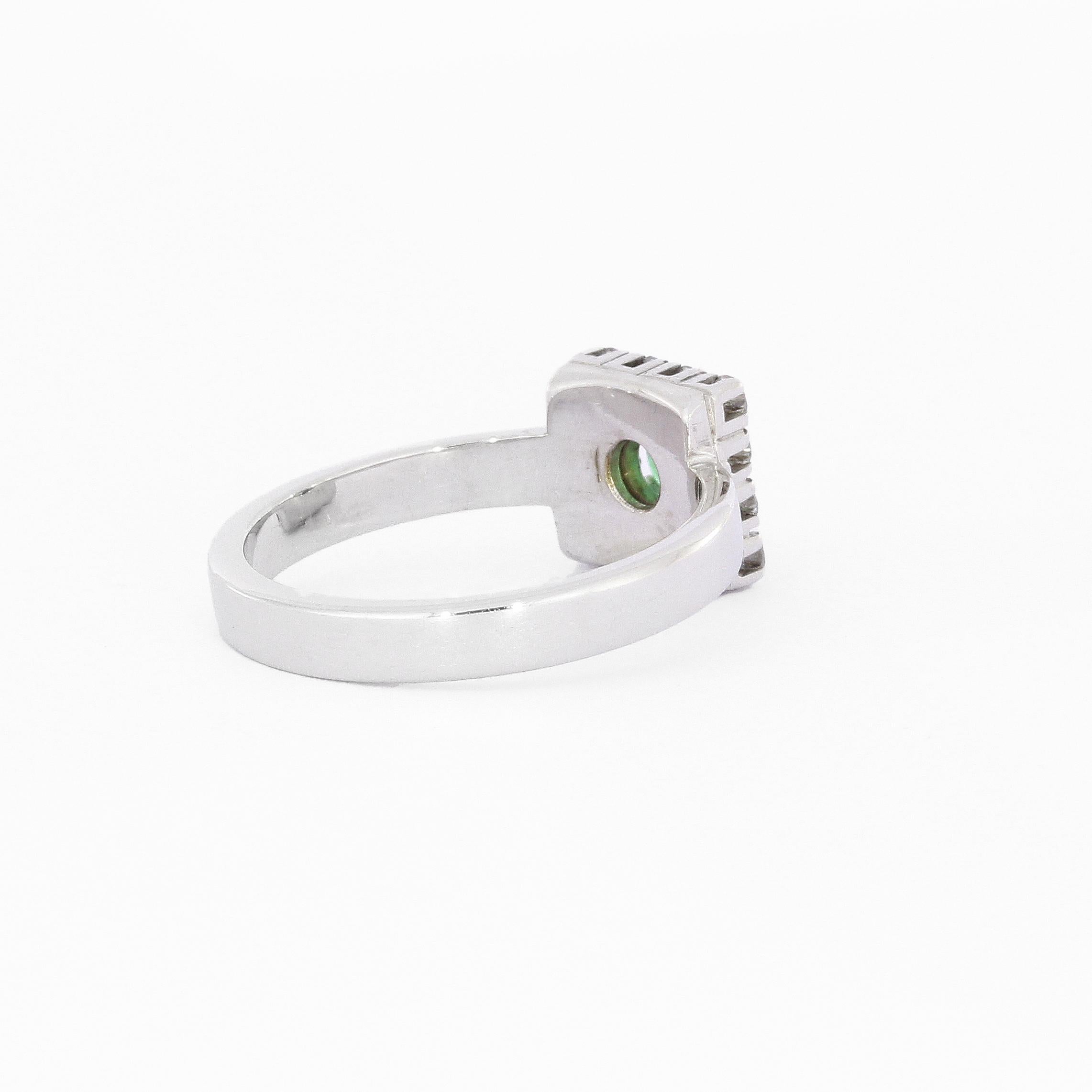 Anello con diamante smeraldo in oro bianco in vendita 1