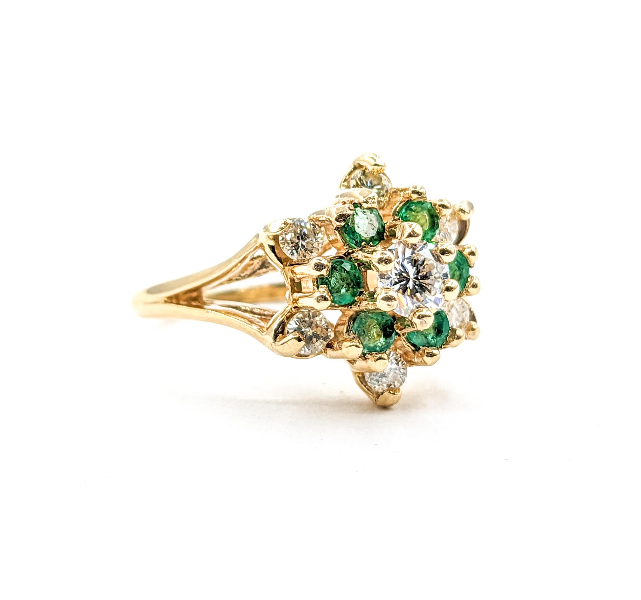 Round Cut Vintage Emerald & Diamond Star Cluster Ring In Yellow Gold For Sale