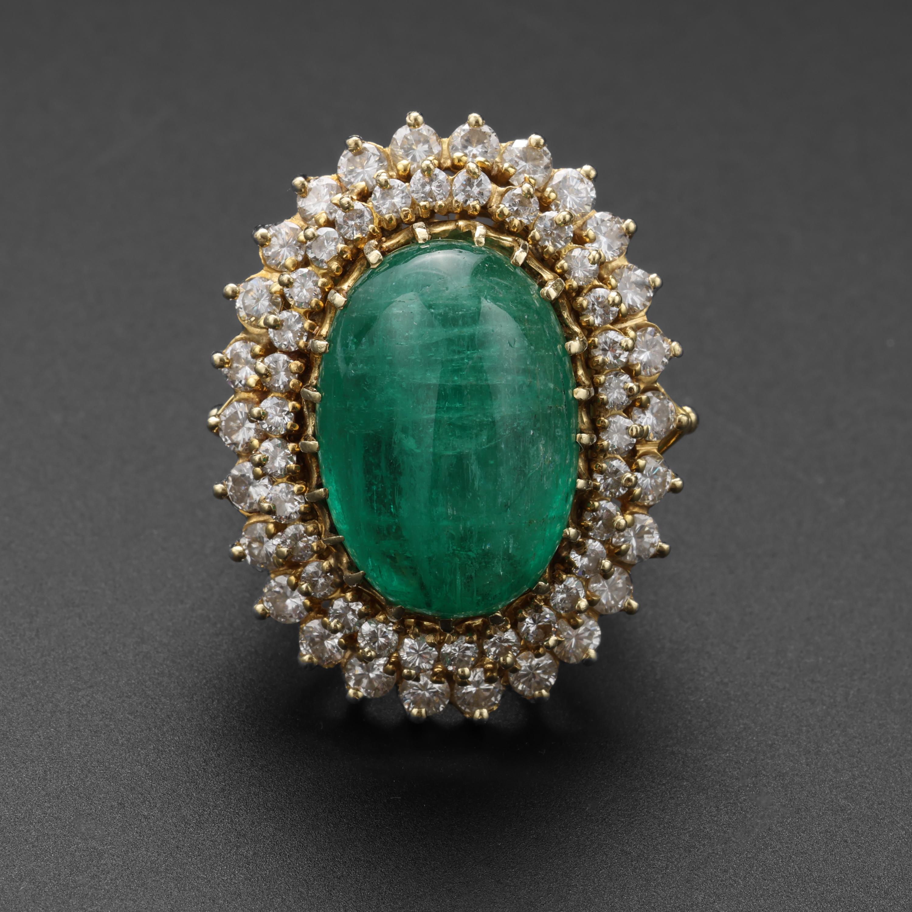 Ein spektakuläres und seltenes Juwel, das eines königlichen Fingers würdig ist! Dieser prächtige, in den 1950er Jahren handgefertigte Ring aus 14-karätigem Gelbgold enthält einen massiven, leuchtenden, transparenten, lebhaft grünen Natursmaragd aus