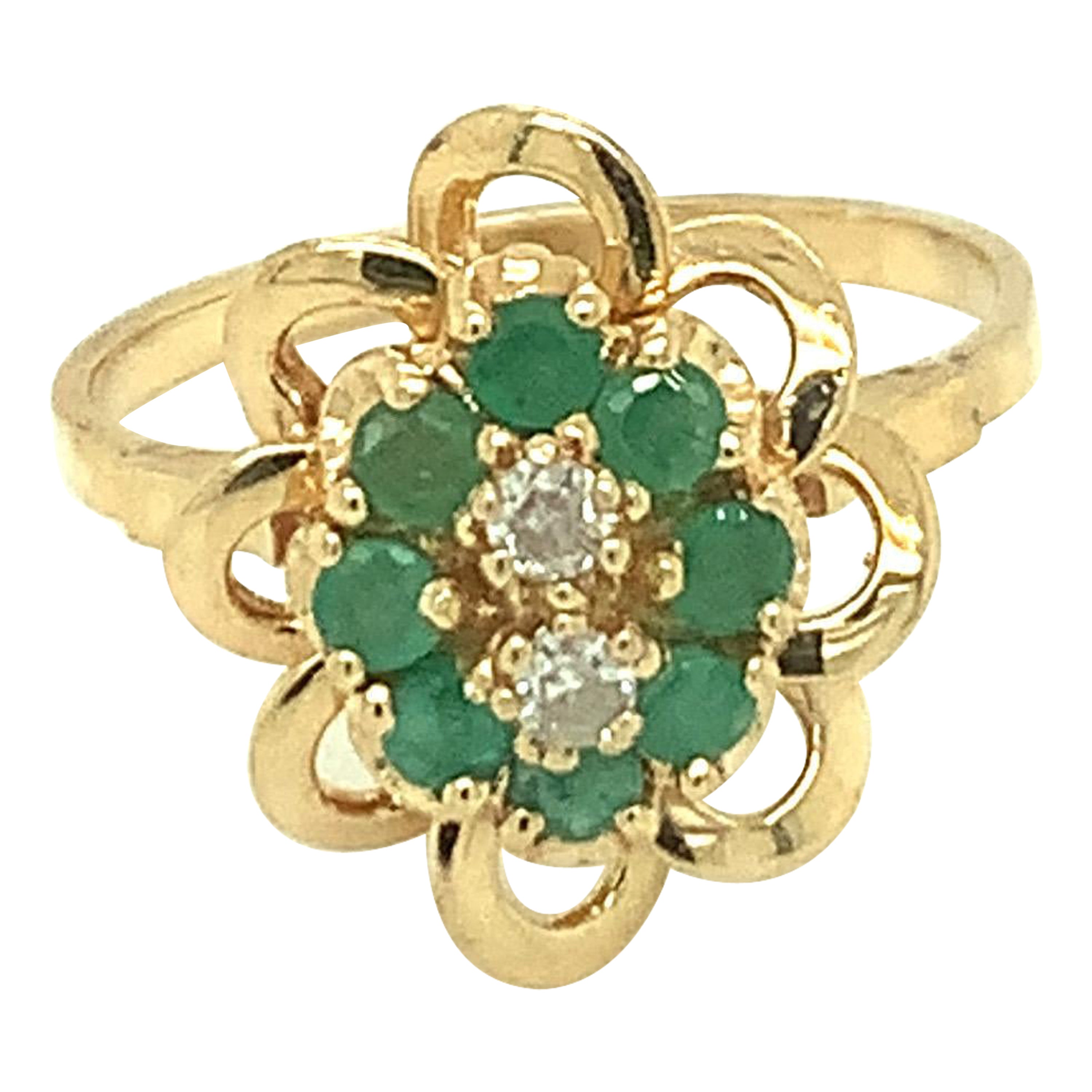 Anello con smeraldo e diamante incastonato in oro giallo 14K
