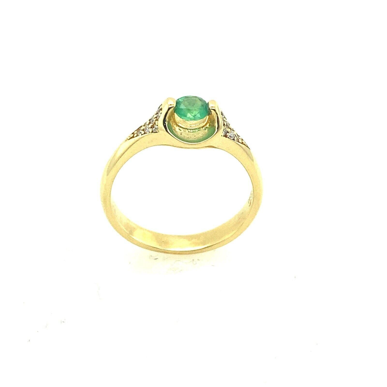 Ring aus 14 Karat Gelbgold mit Smaragd und Diamanten, mit 8 Diamanten auf jeder Seite besetzt
Dieser wunderschöne Smaragdring ist aus 14-karätigem Gold gefertigt und mit einem runden Diamanten im Brillantschliff von 0,08 Karat besetzt. Dieser Ring