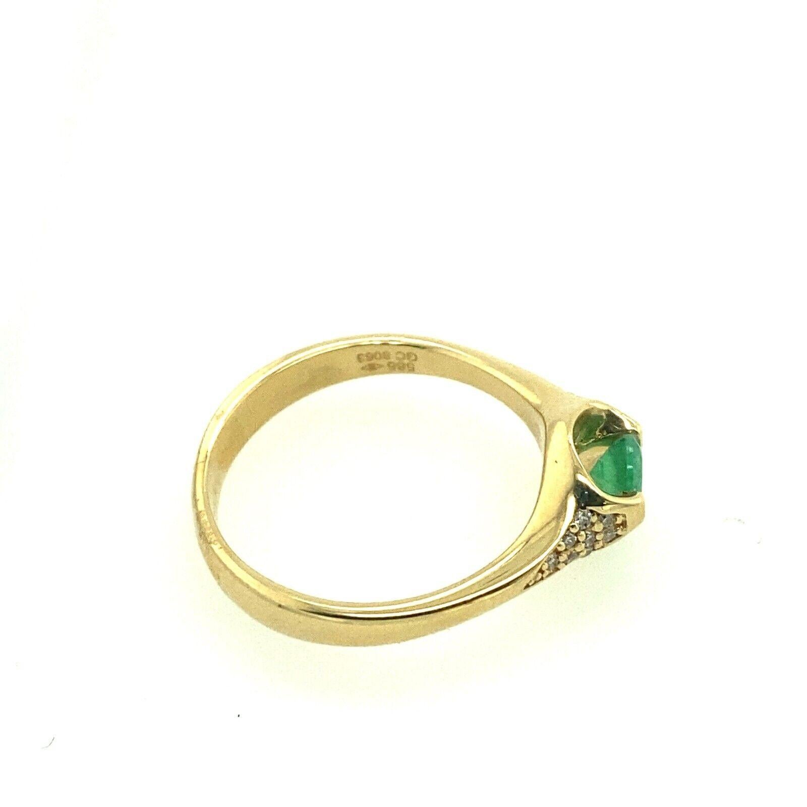 Ring aus 14 Karat Gelbgold mit Smaragd und Diamanten, mit 8 Diamanten auf jeder Seite besetzt (Rundschliff) im Angebot