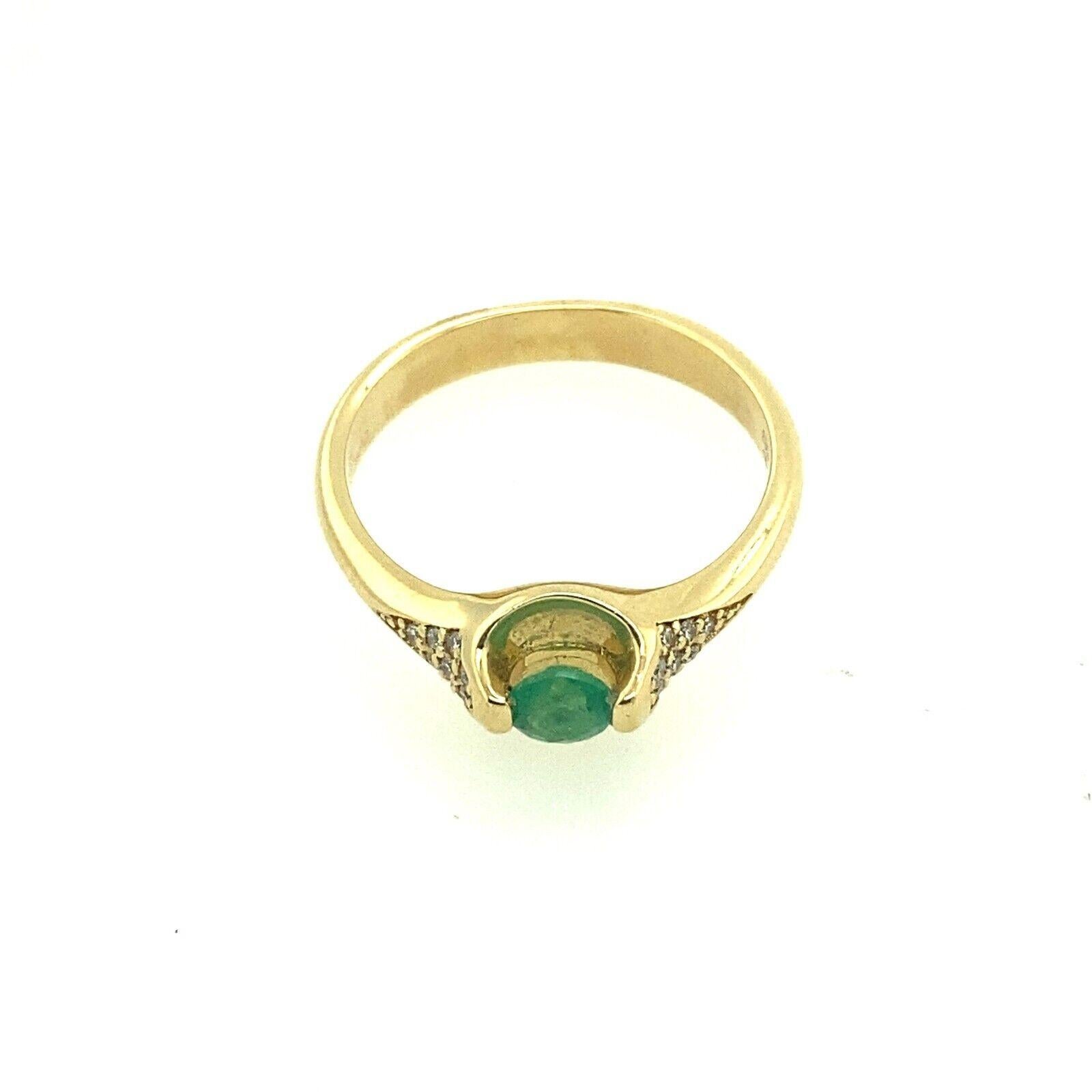 Emerald & Diamond Ring Set with 8 Diamonds on Each Side in 14ct Yellow Gold In Good Condition For Sale In London, GB