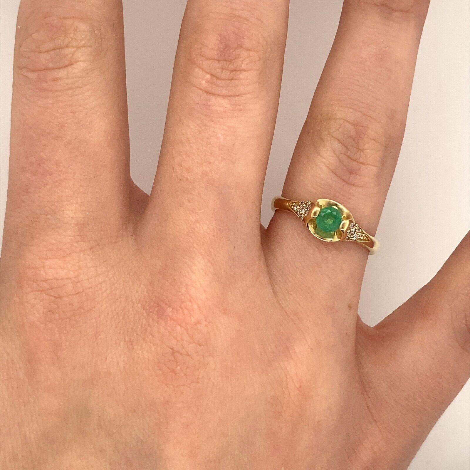 Women's Emerald & Diamond Ring Set with 8 Diamonds on Each Side in 14ct Yellow Gold For Sale