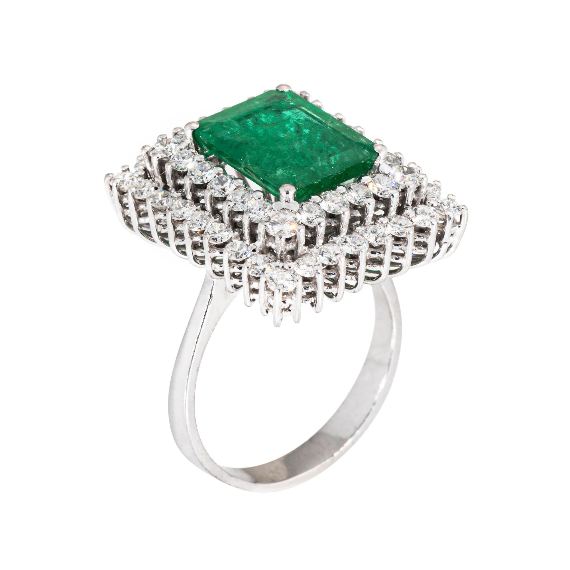 Elegante anillo de cóctel vintage cuadrado de esmeralda y 7 diamantes (hacia la década de 1980) elaborado en oro blanco de 18 quilates. 

La esmeralda mide 11,5 mm x 9 mm. Los diamantes de talla brillante redonda suman un total estimado de 1,30