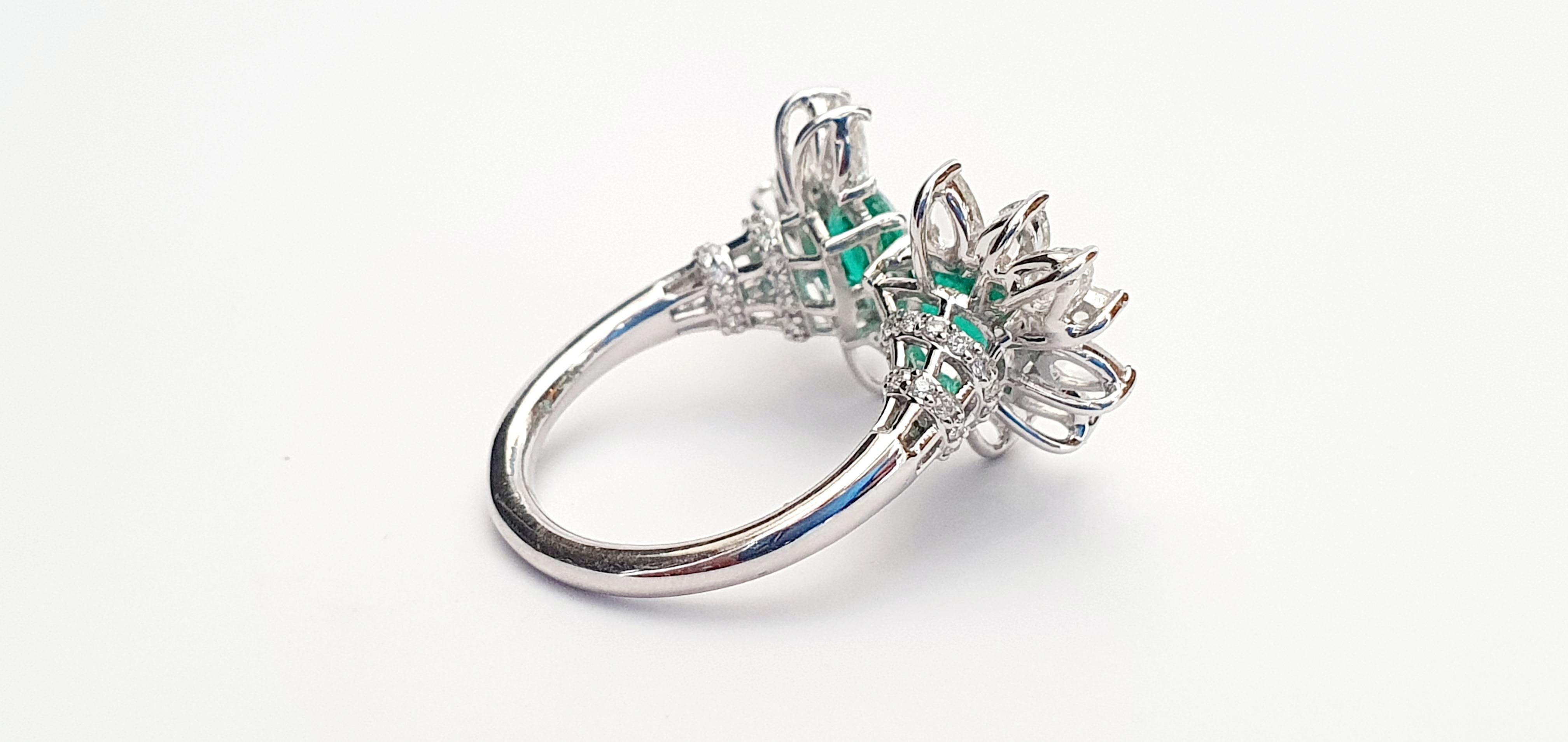 Contemporary Emerald & Diamond Ring Studded in 18k White Gold For Sale