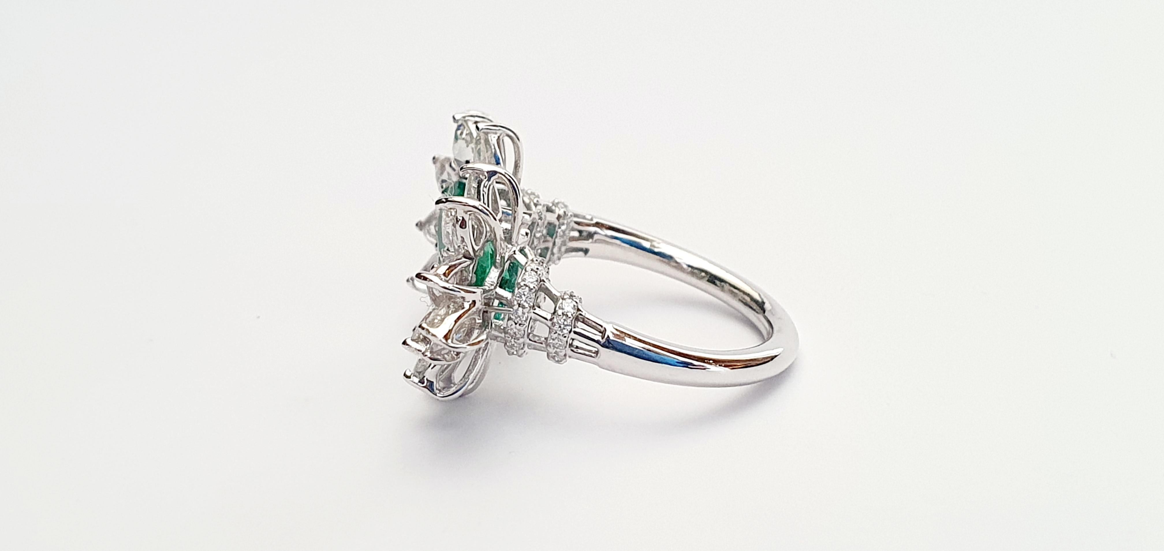 Emerald & Diamond Ring Studded in 18k White Gold In New Condition For Sale In Jaipur, Rajasthan