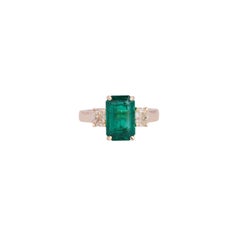 Anello con smeraldo e diamante tempestato in oro giallo 18 carati