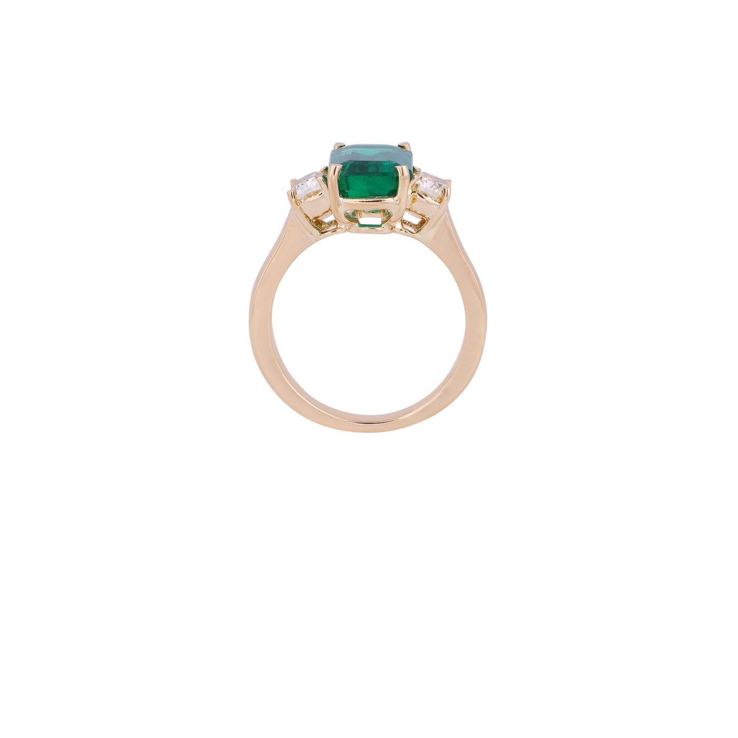 Contemporary Emerald and Diamond Ring Studded in 18 Karat Yellow Gold For Sale