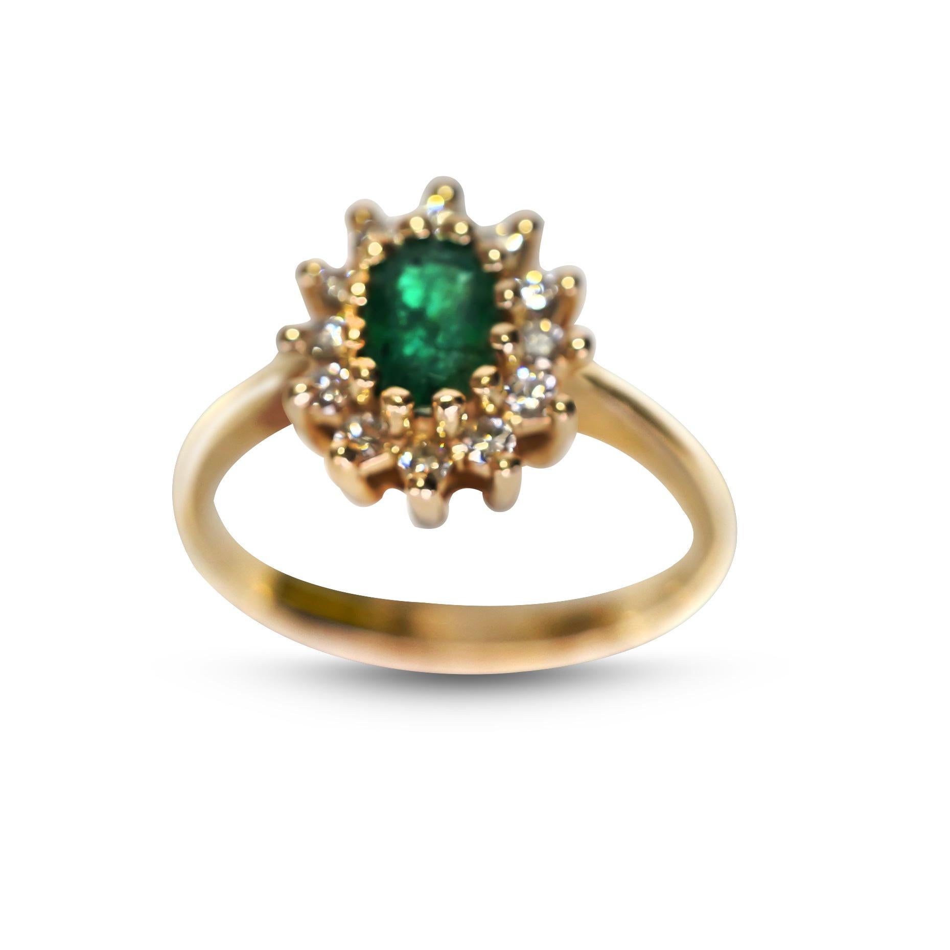 Round Cut Emerald 0.40 Carat Diamond Ring with 14kt Yellow Gold For Sale