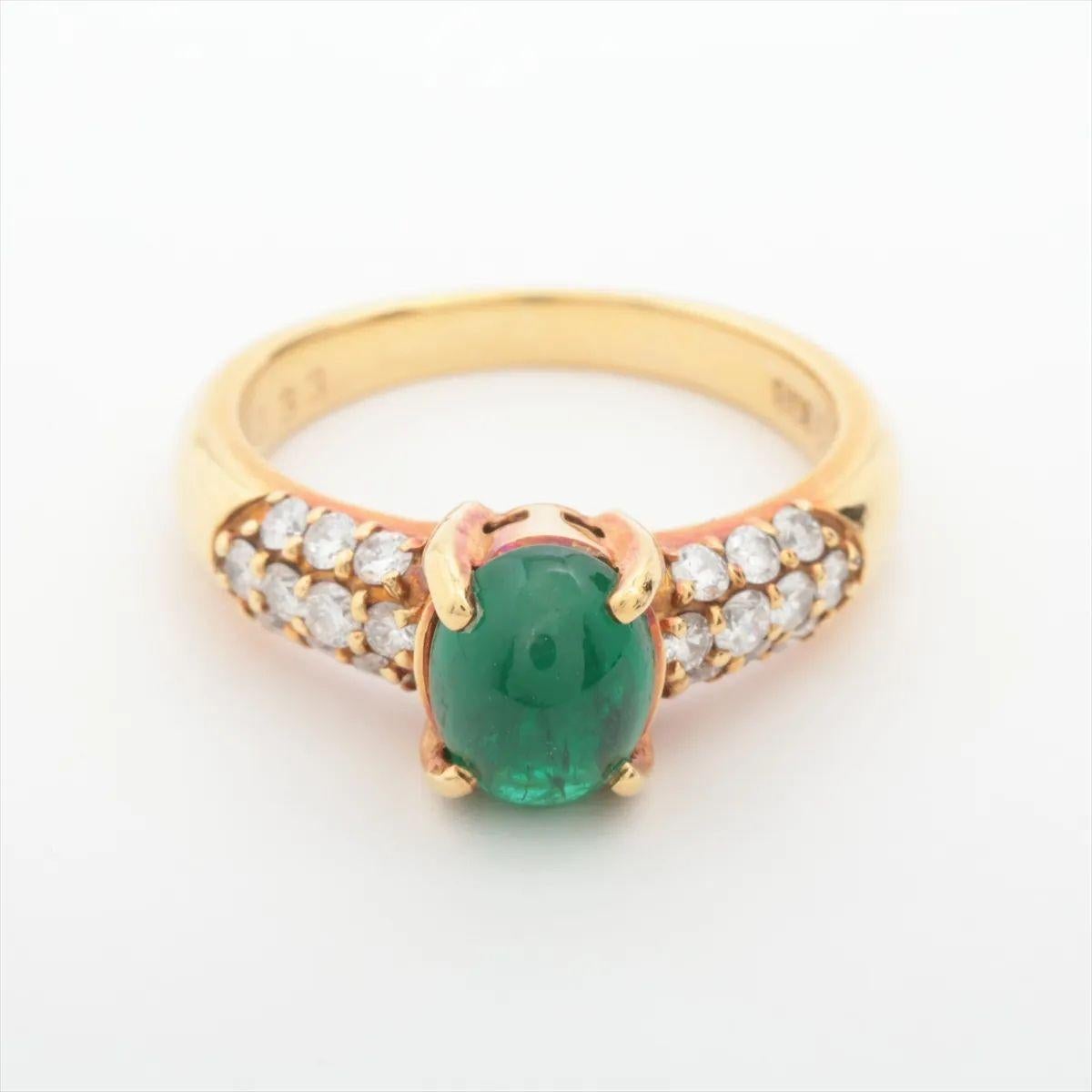 La bague Emerald Diamond en or jaune est un mélange captivant de couleurs vibrantes et d'élégance intemporelle. En son centre se trouve une magnifique émeraude de taille ovale, rayonnant de riches teintes vertes qui symbolisent le renouveau et la