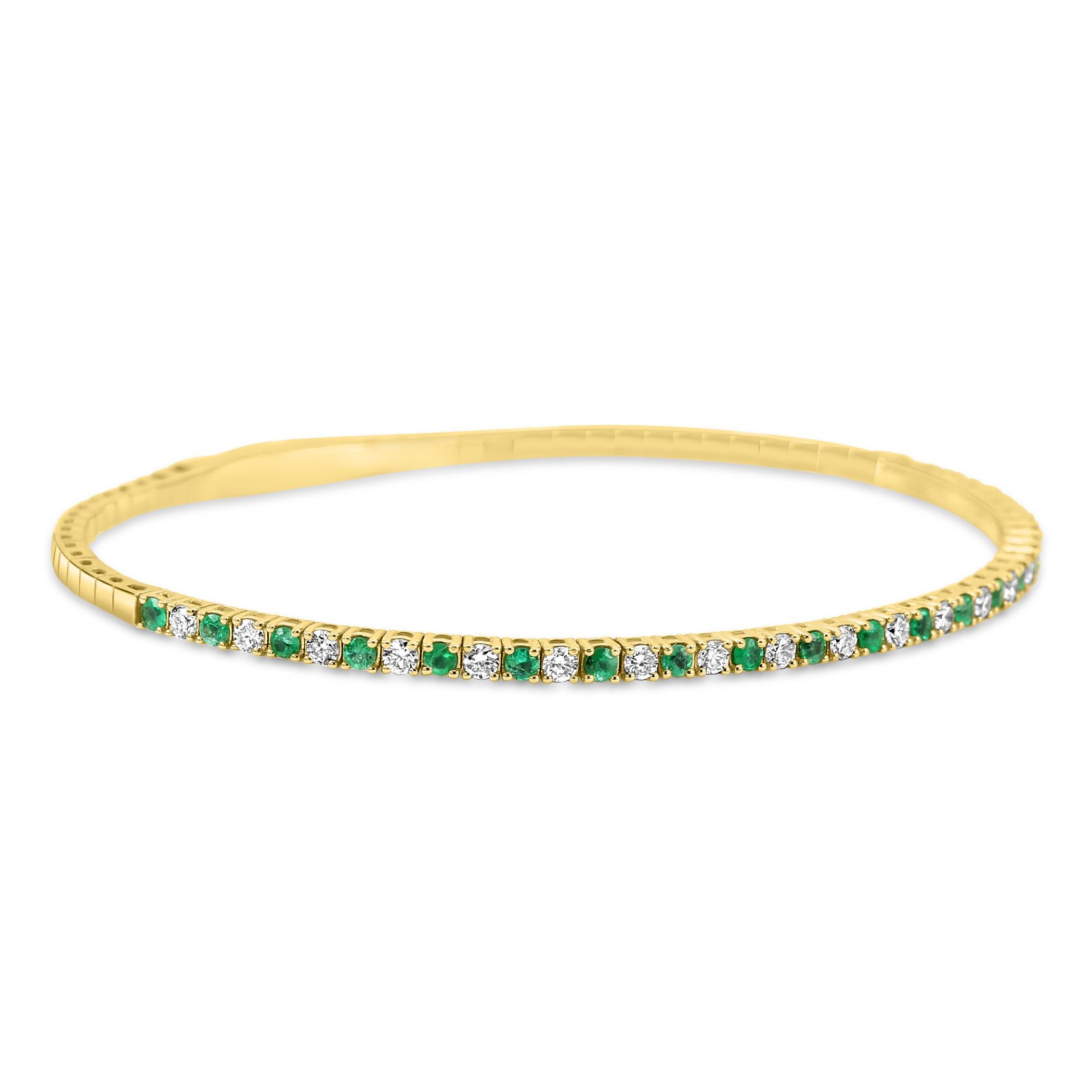 Voici notre troisième bracelet souple empilable, un magnifique mélange de luxe et de style, conçu pour accompagner toutes les tenues et toutes les sorties. Cette superbe pièce présente de magnifiques émeraudes rondes totalisant 0,41 carat, elles