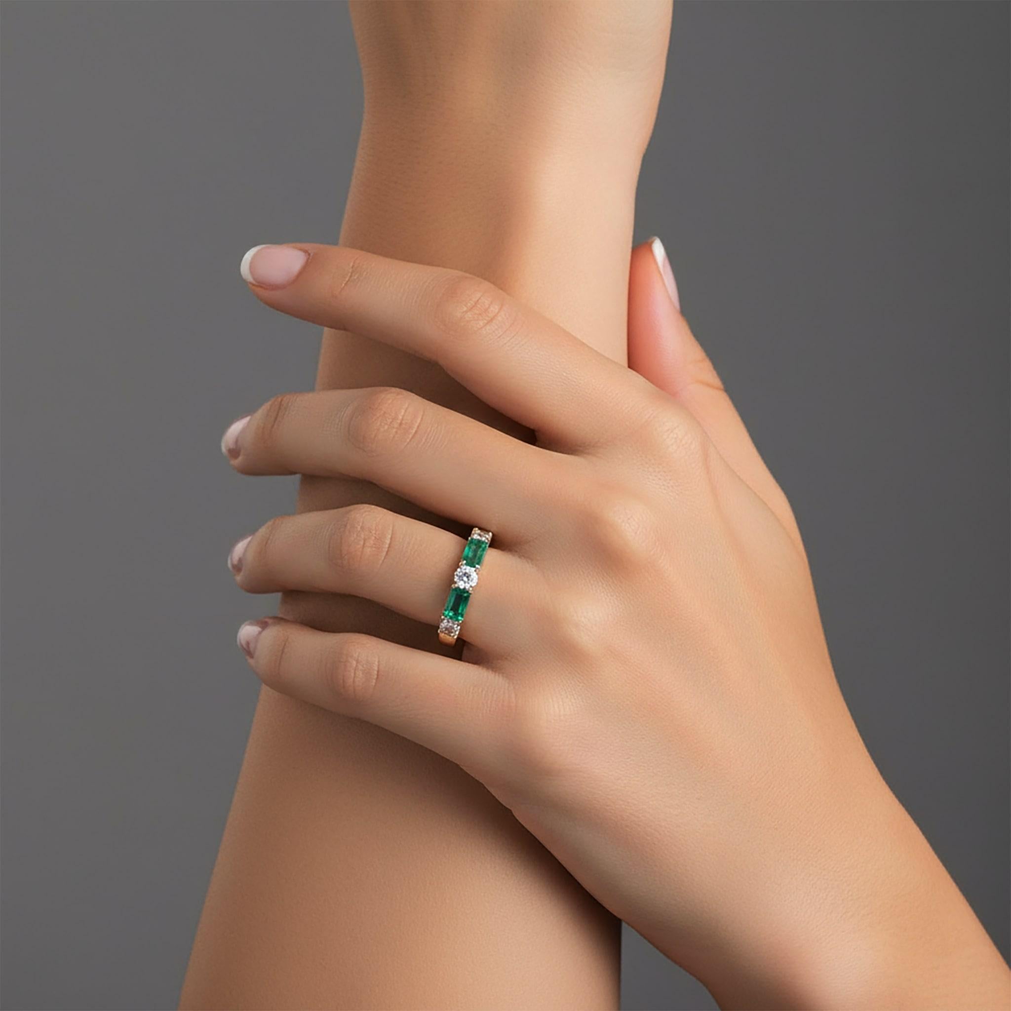 En vente :  Bague d'éternité en or jaune 14K (ou 18k sur demande) émeraude diamant rubis 2