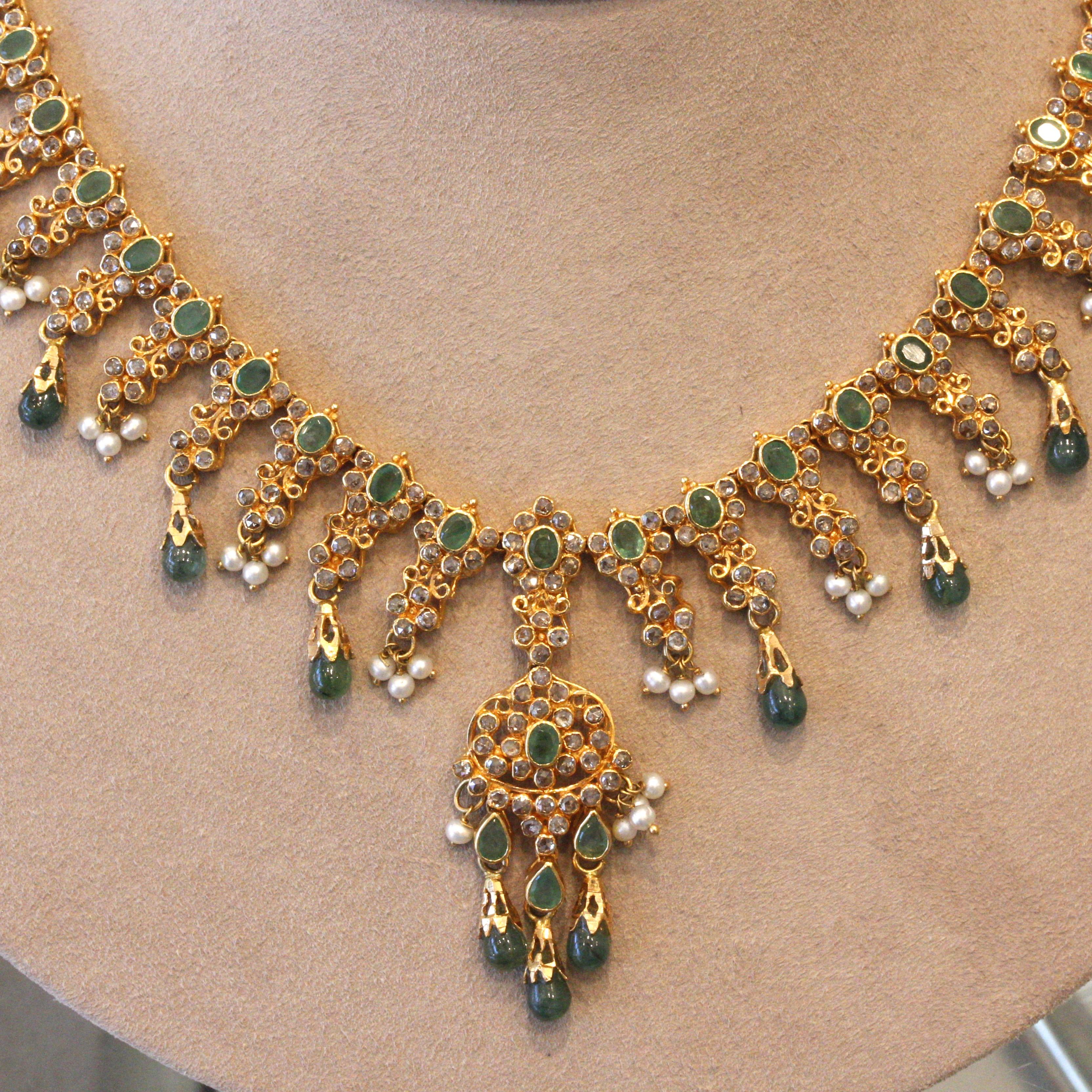 Collana in oro ad alti carati con smeraldo e diamante e semi di perla in vendita 2