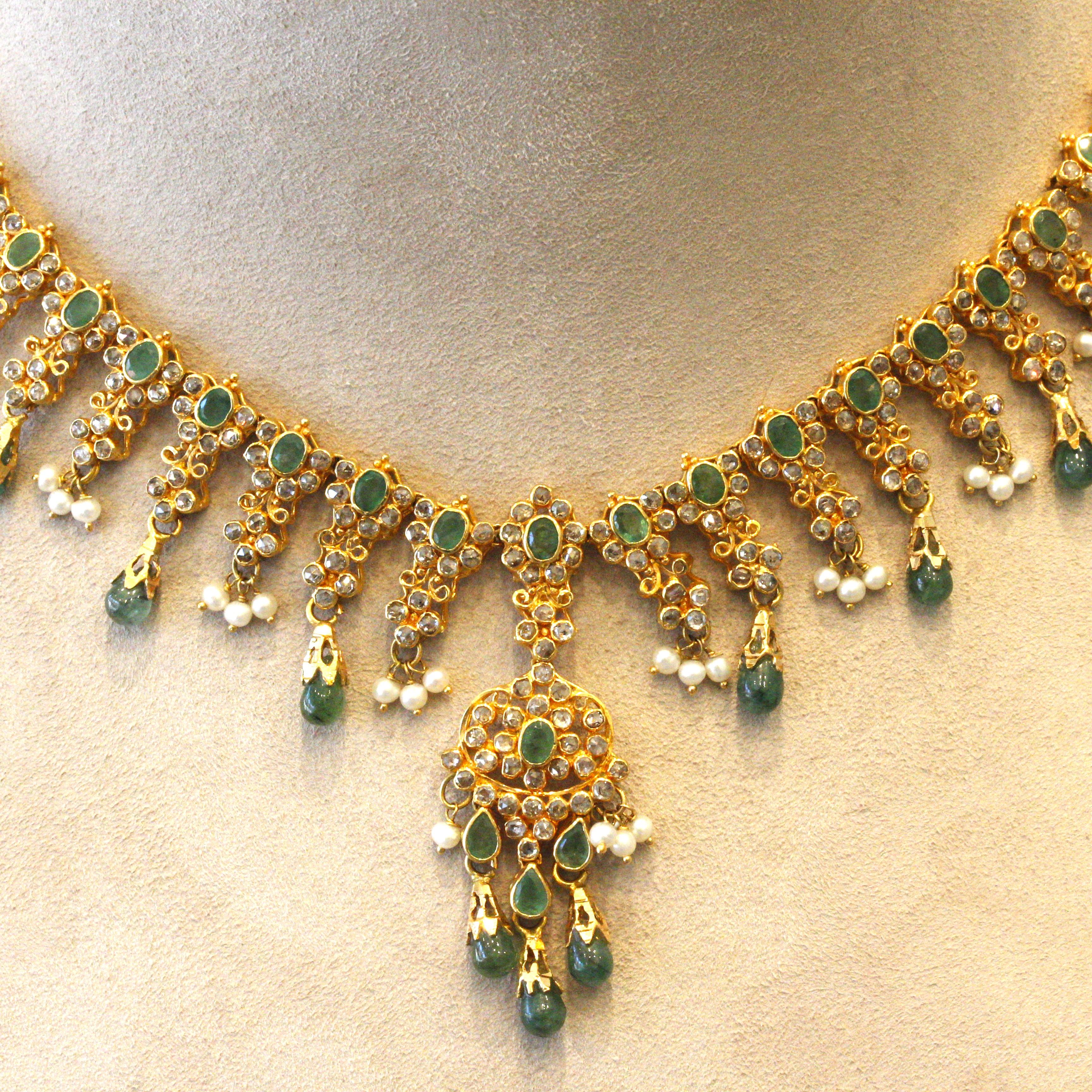 Collana in oro ad alti carati con smeraldo e diamante e semi di perla in vendita 3