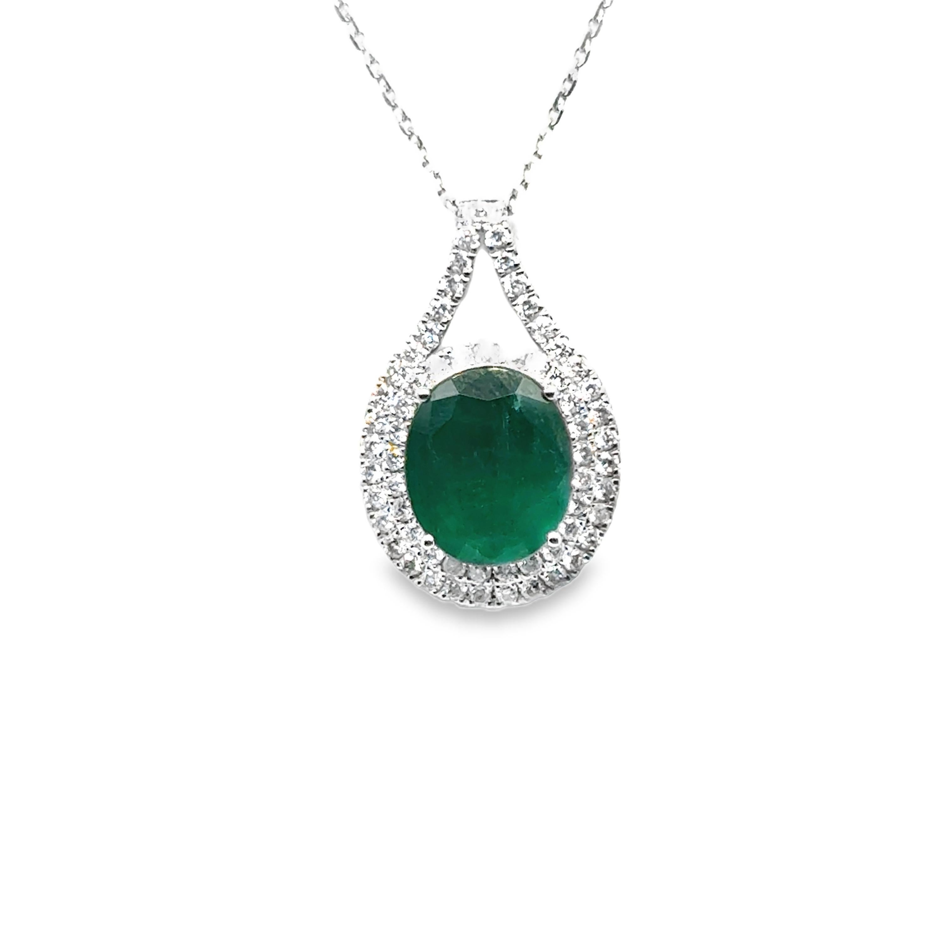 Élégant pendentif Eleg en forme d'ovale entouré de diamants ronds sur 360 degrés.

Réservez le vôtre dès aujourd'hui : Stock limité disponible. Ne manquez pas la chance de sécuriser votre pendentif Emerald Diamond aujourd'hui. Ce n'est pas seulement