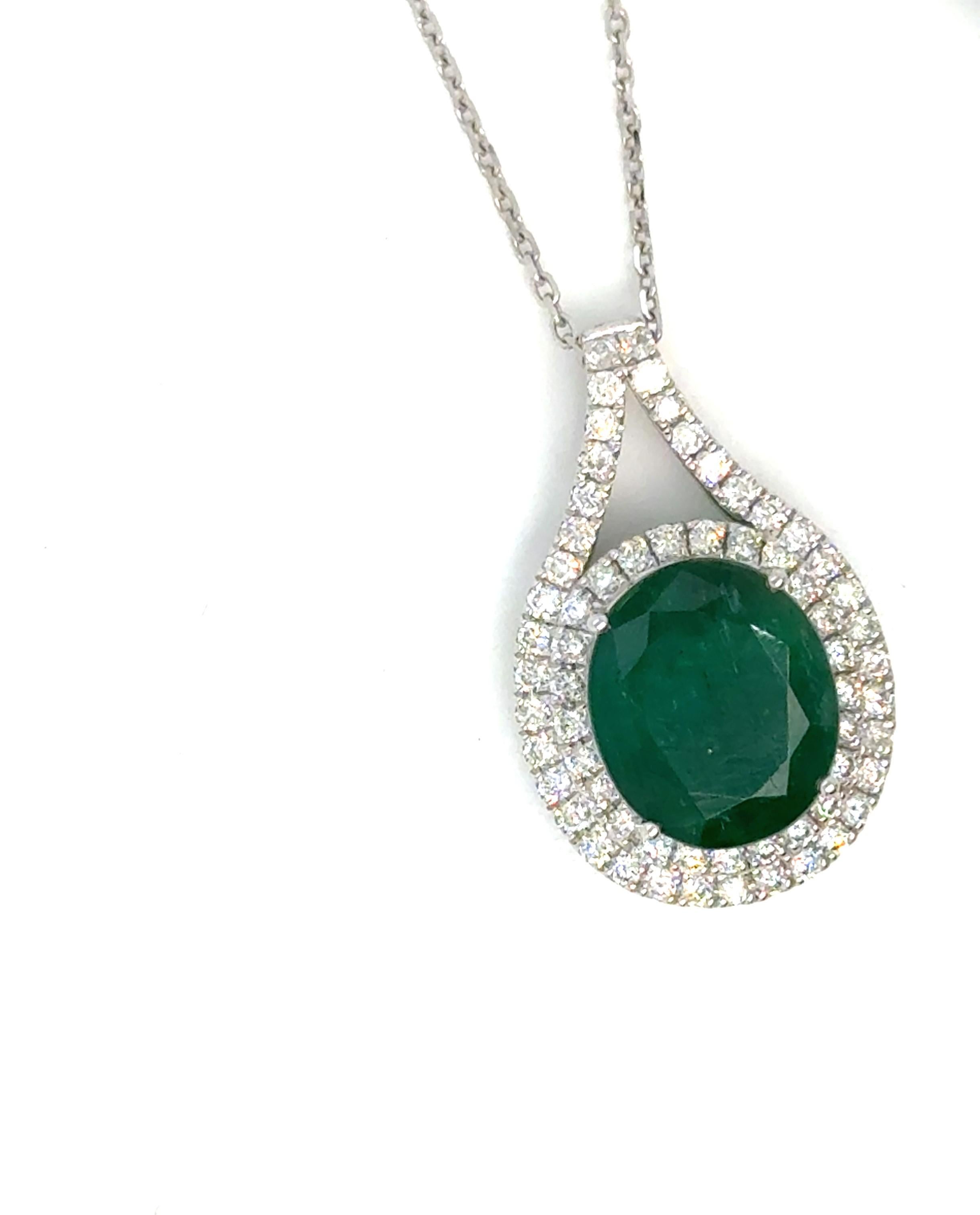 Moderne Pendentif en or 14K serti d'un diamant émeraude en vente