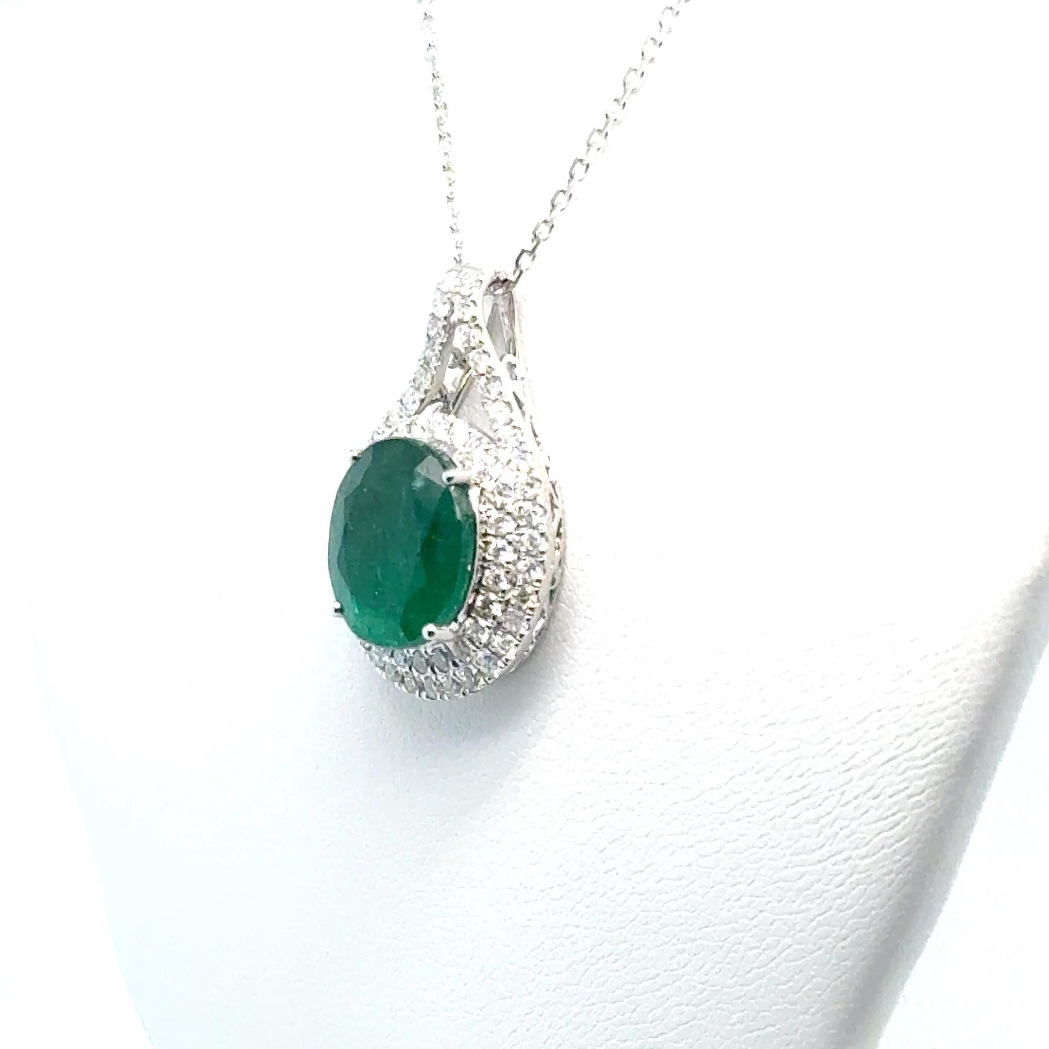 Taille ovale Pendentif en or 14K serti d'un diamant émeraude en vente