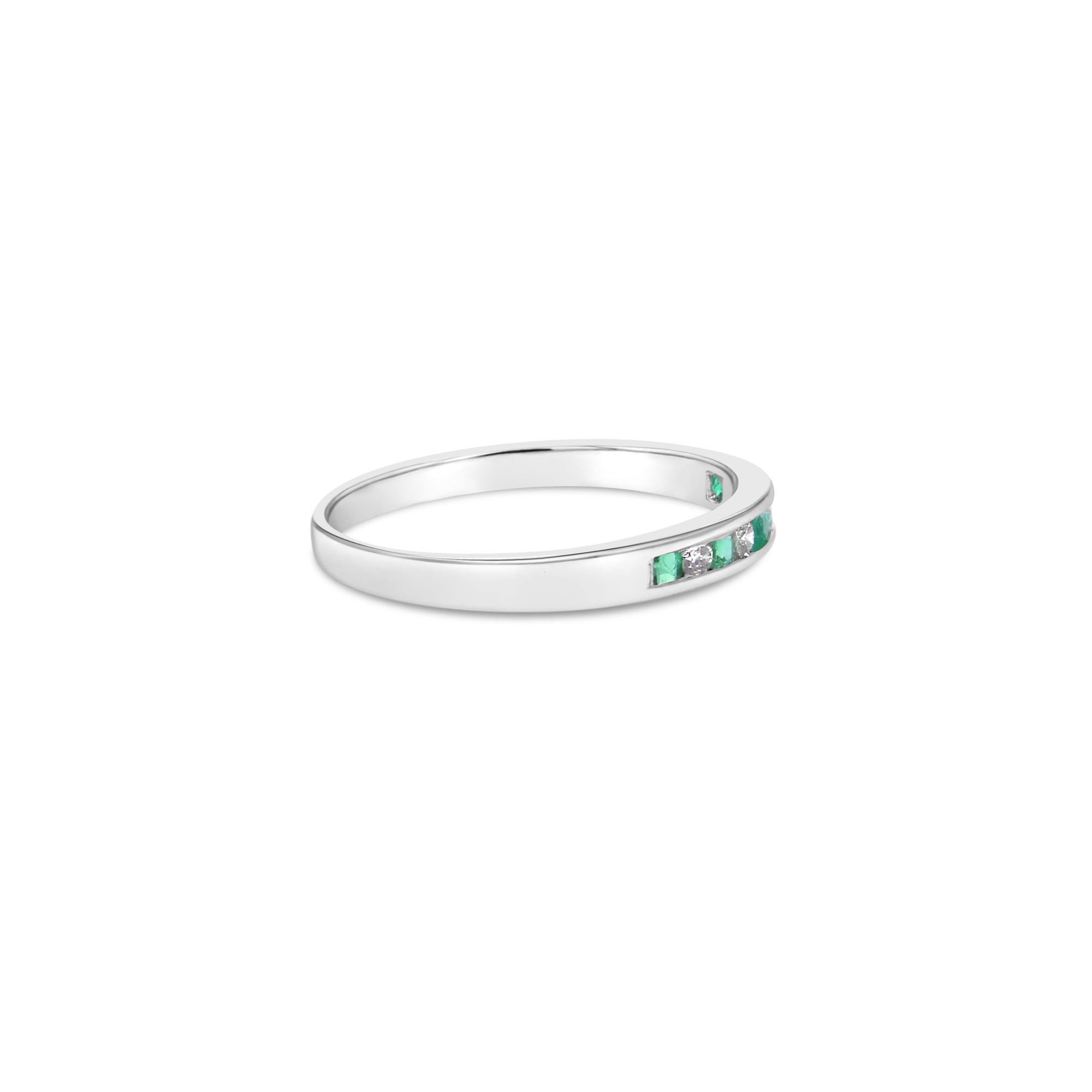 ♥ Produktübersicht ♥

Hauptstein: Diamant & Smaragd
Ungefähr. Karatgewicht: .26cttw
Smaragd Karat Gewicht: .16ct
Farbe des Diamanten: G/H
Stein-Schliff: Rund
MATERIAL: 14k Weißgold
Breite: 3MM
Gewicht: 2 Gramm

Diamanten und Edelsteine sind
