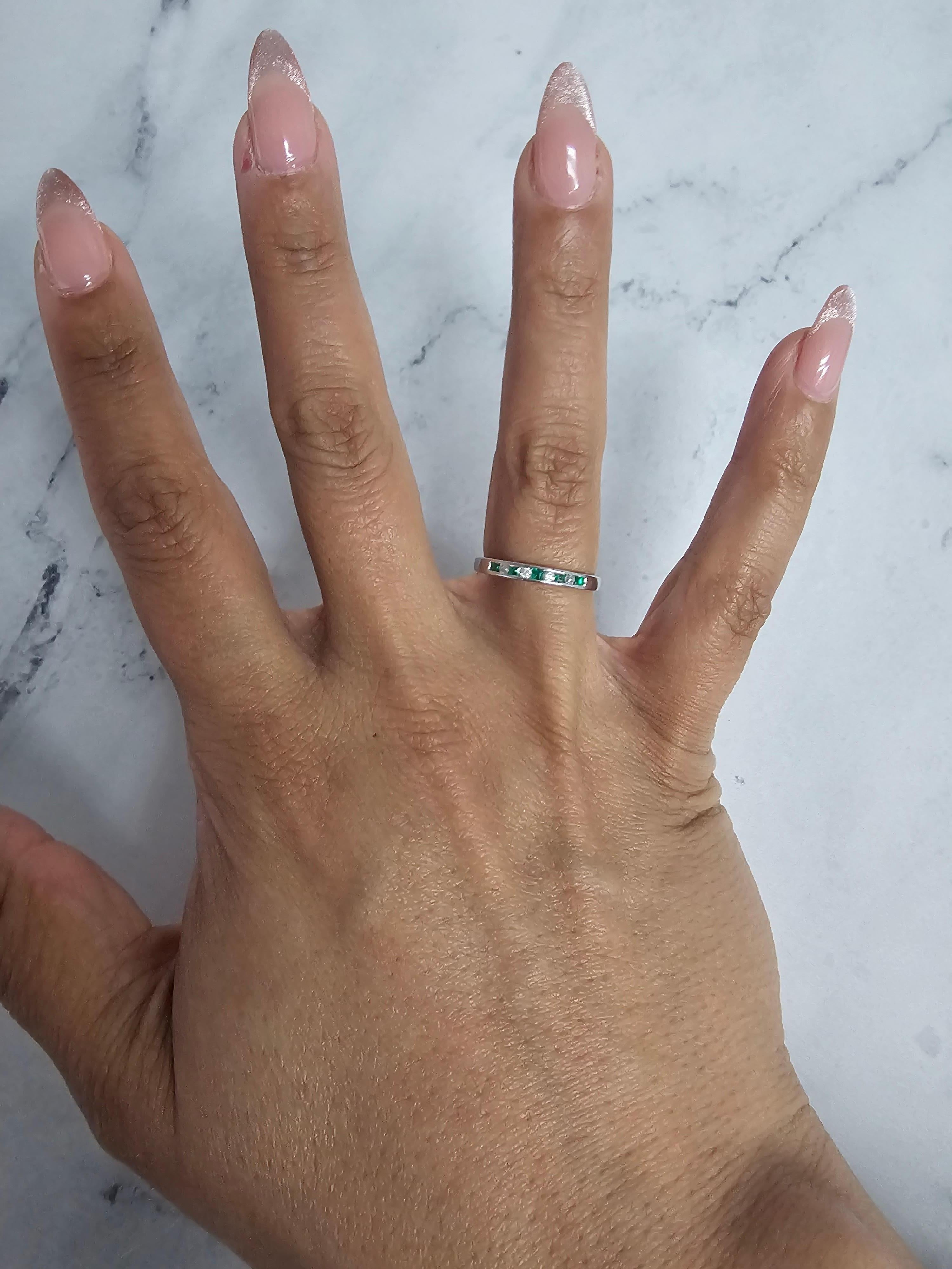 Stapelbarer Smaragd- und Diamantring 14k Weißgold (Rundschliff) im Angebot