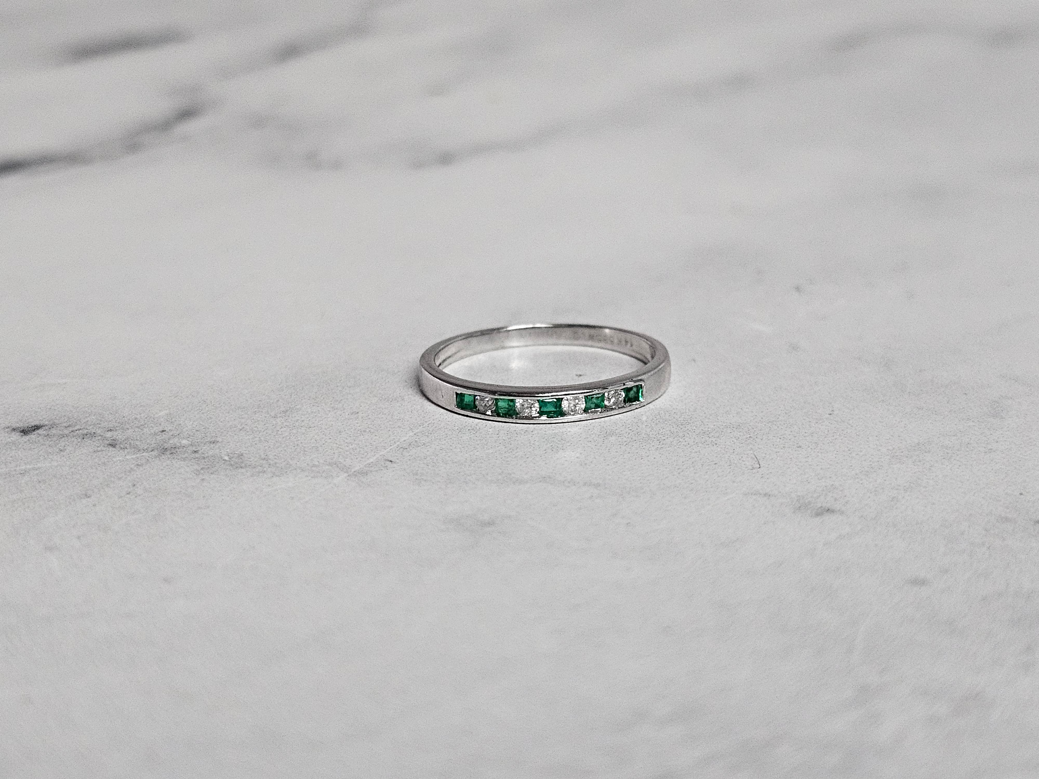 Stapelbarer Smaragd- und Diamantring 14k Weißgold für Damen oder Herren im Angebot