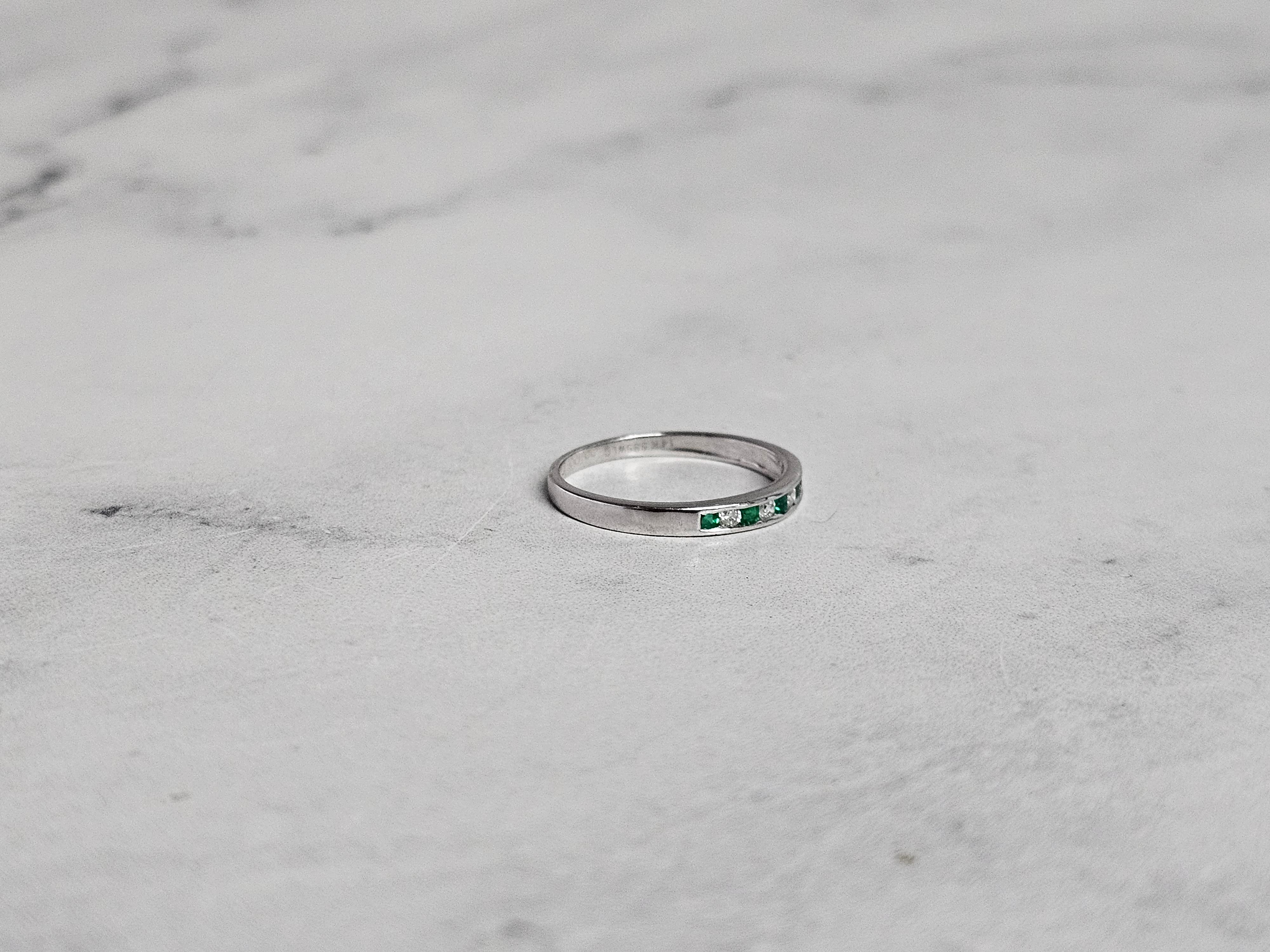 Stapelbarer Smaragd- und Diamantring 14k Weißgold im Angebot 1